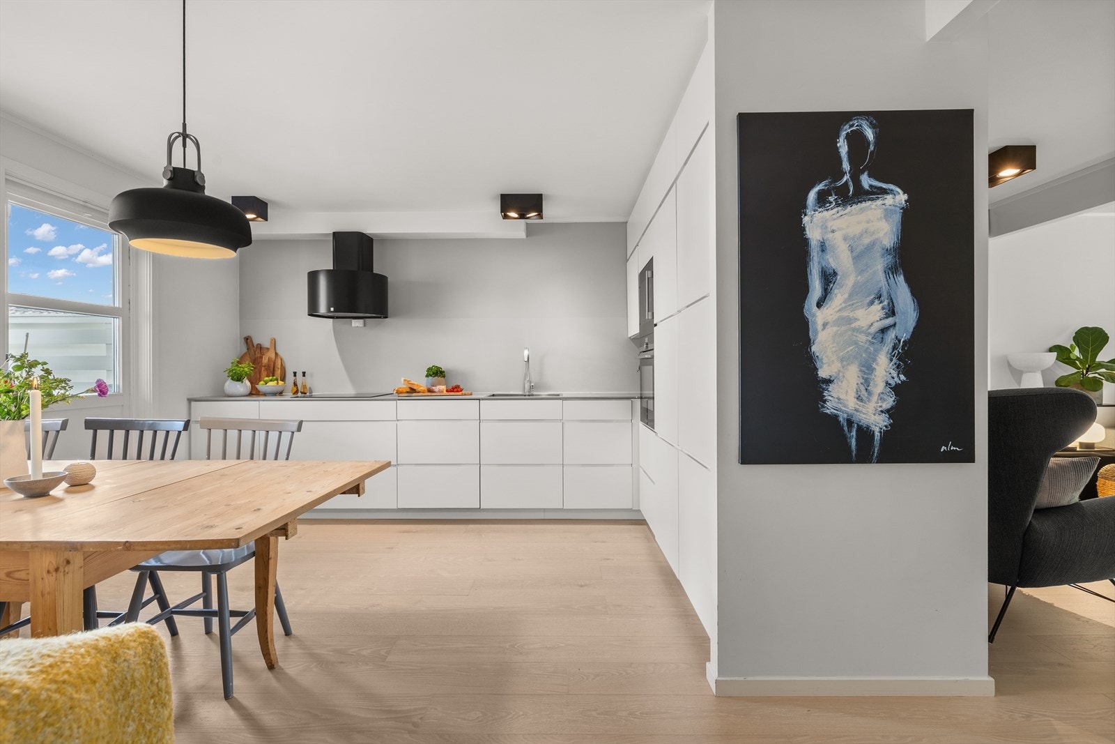 Keramisk benkeplate og integrerte hvitevarer med fritthengende ventilator Galleribilde