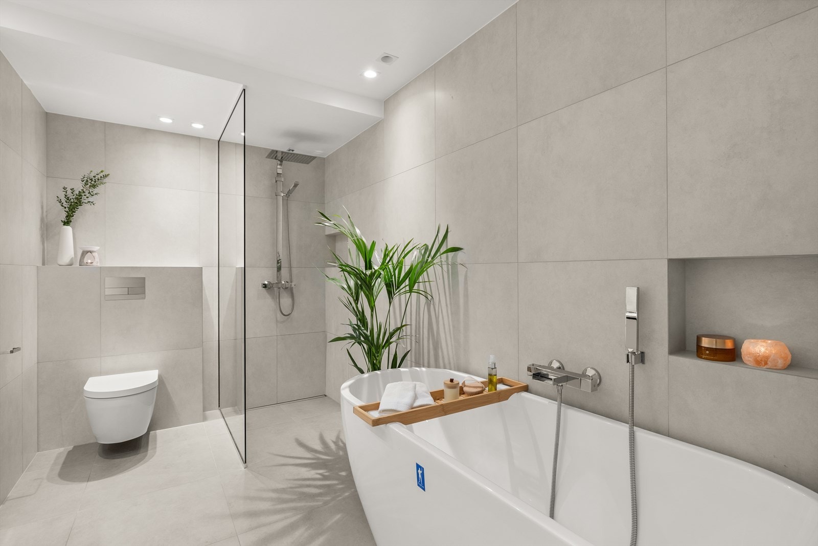 Her har du alt du trenger, toalett, badekar, dusjsone og opplegg for vaskemaskin og tørketrommel Galleribilde