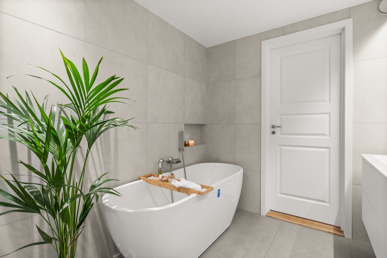 Egen nisje i veggen over badekaret Galleribilde