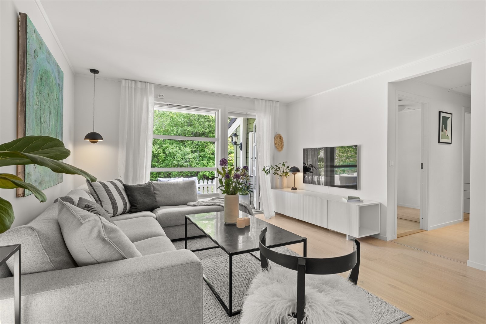 Stuen har også utgang til stor terrasse Galleribilde