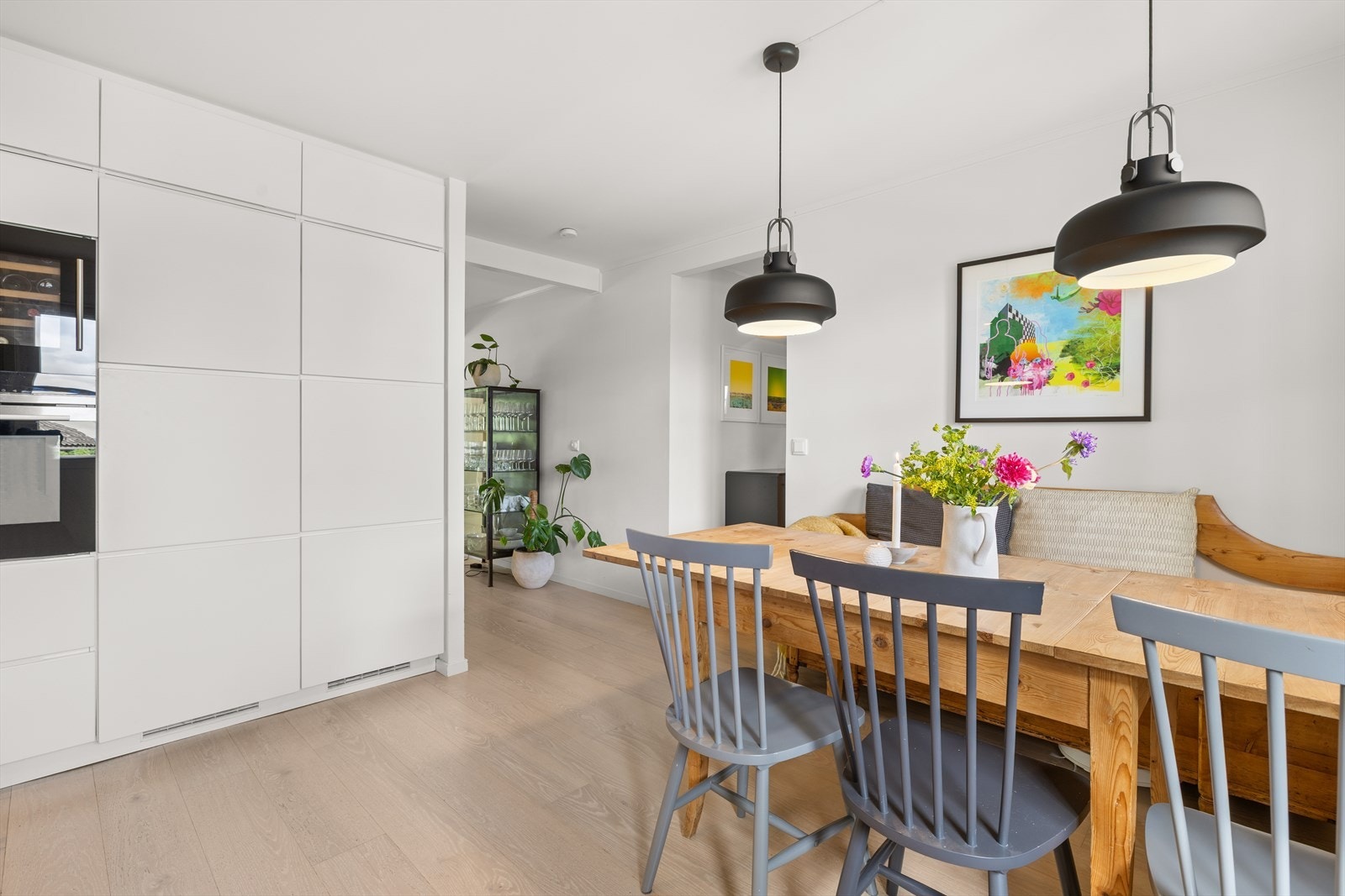 Rikelig med skap- og benkeplass Galleribilde