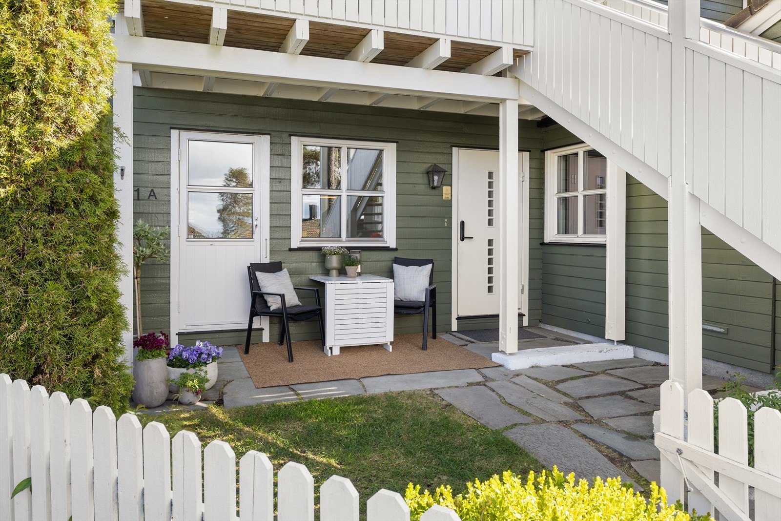 Ønsker du å bo i et innholdsrikt og moderne hjem, beliggende i et særdeles barnevennlig og hyggelig nabolag med nærhet til både byliv og marka? Galleribilde