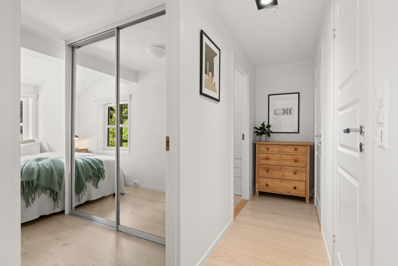 Gang fra stuen som forener to soverom, intern bod og badet Galleribilde