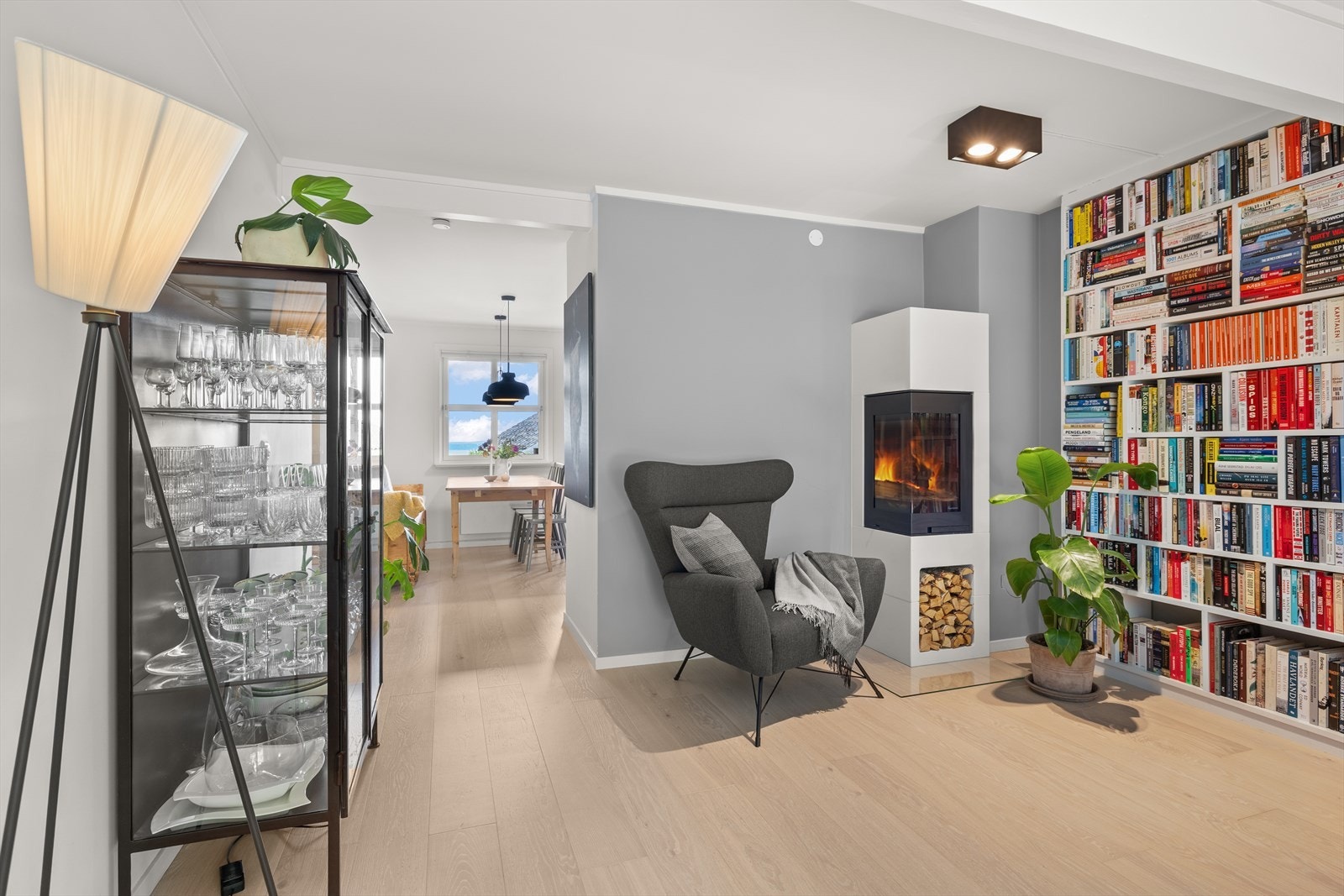 Stuen er i delvis åpen løsning med kjøkken Galleribilde