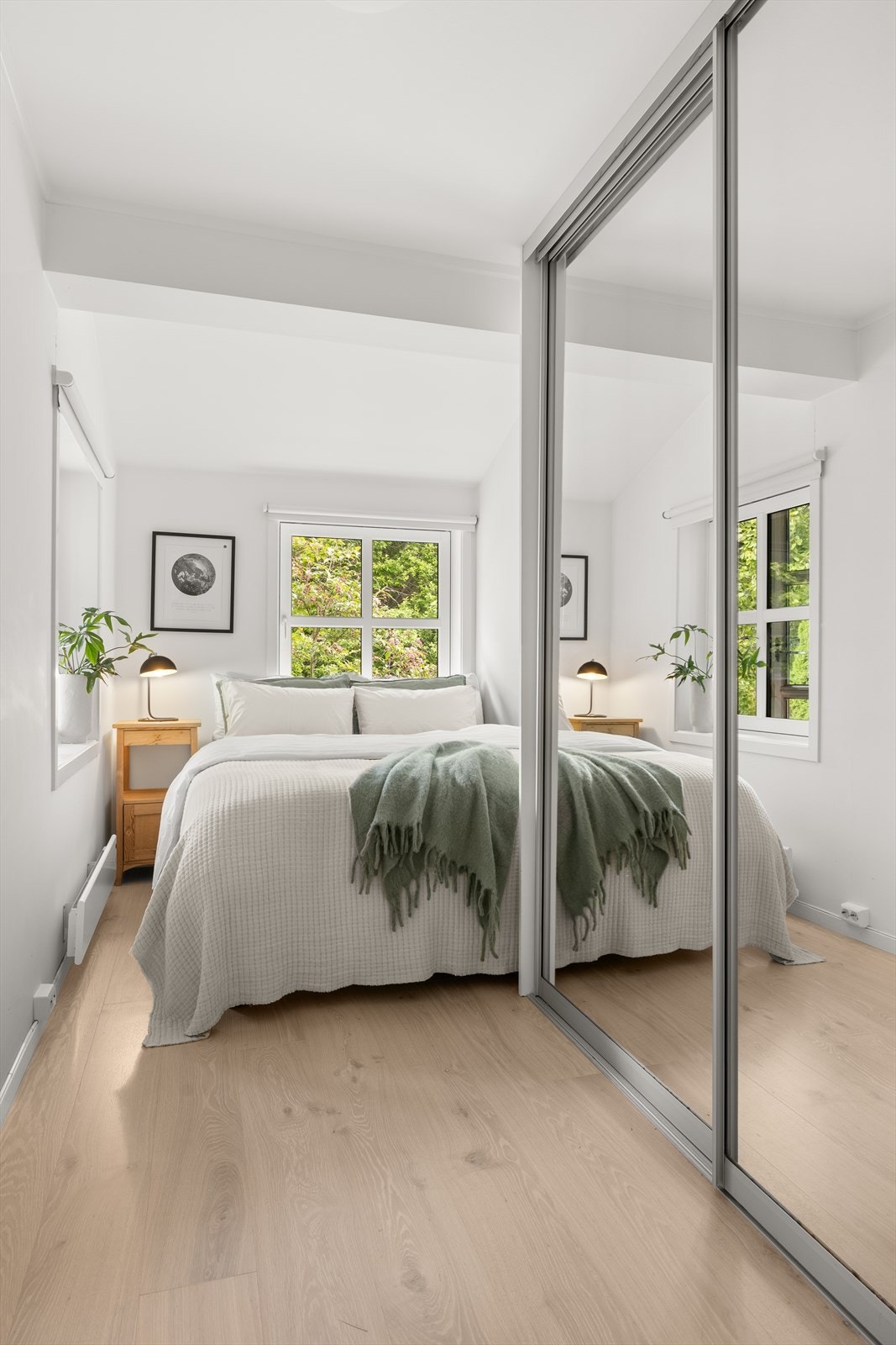 Hovedsoverommet har flott speil-skyvedørsgarderobe og plass til dobbeltseng med nattbord Galleribilde