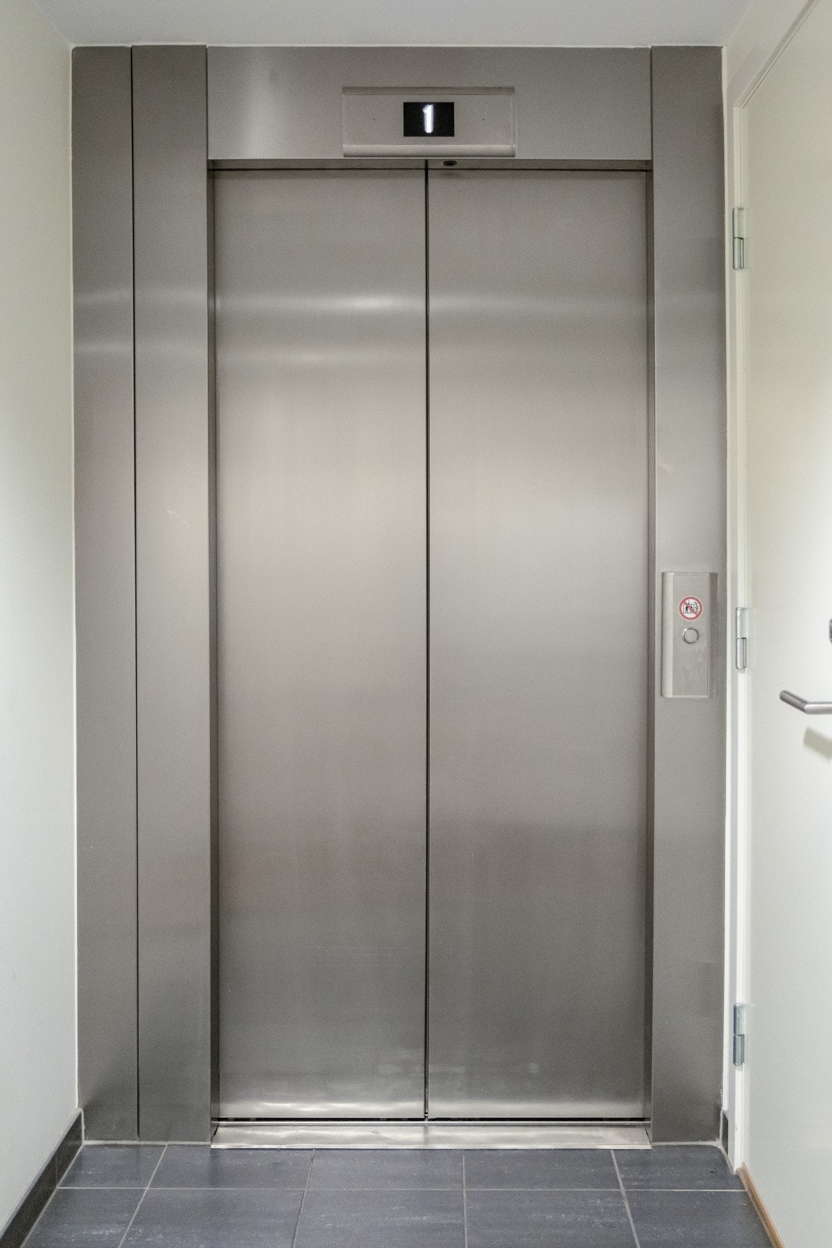 Det er heis rett utenfor døren til leiligheten. Galleribilde