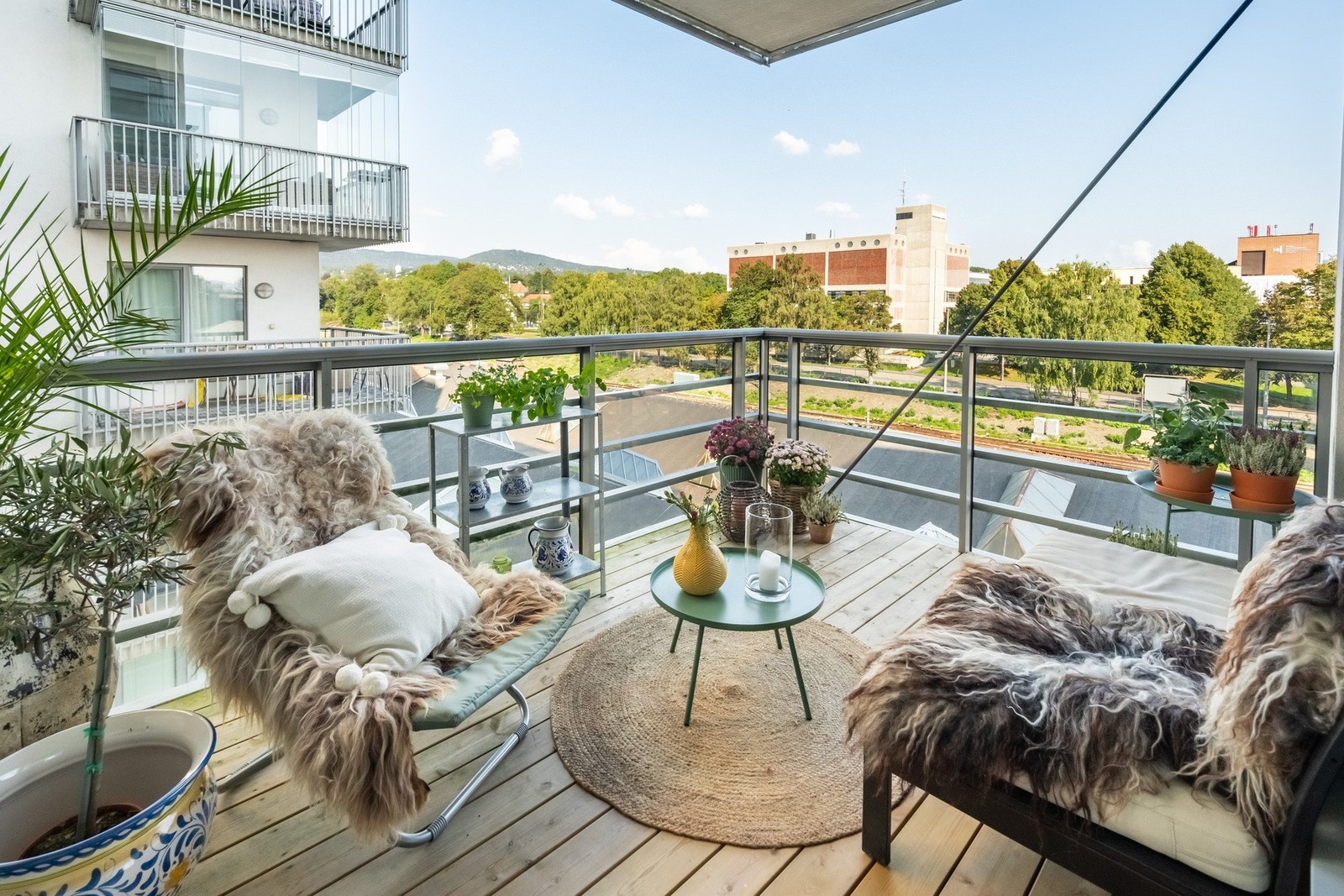 Rett utenfor stua er denne store balkongen. Galleribilde