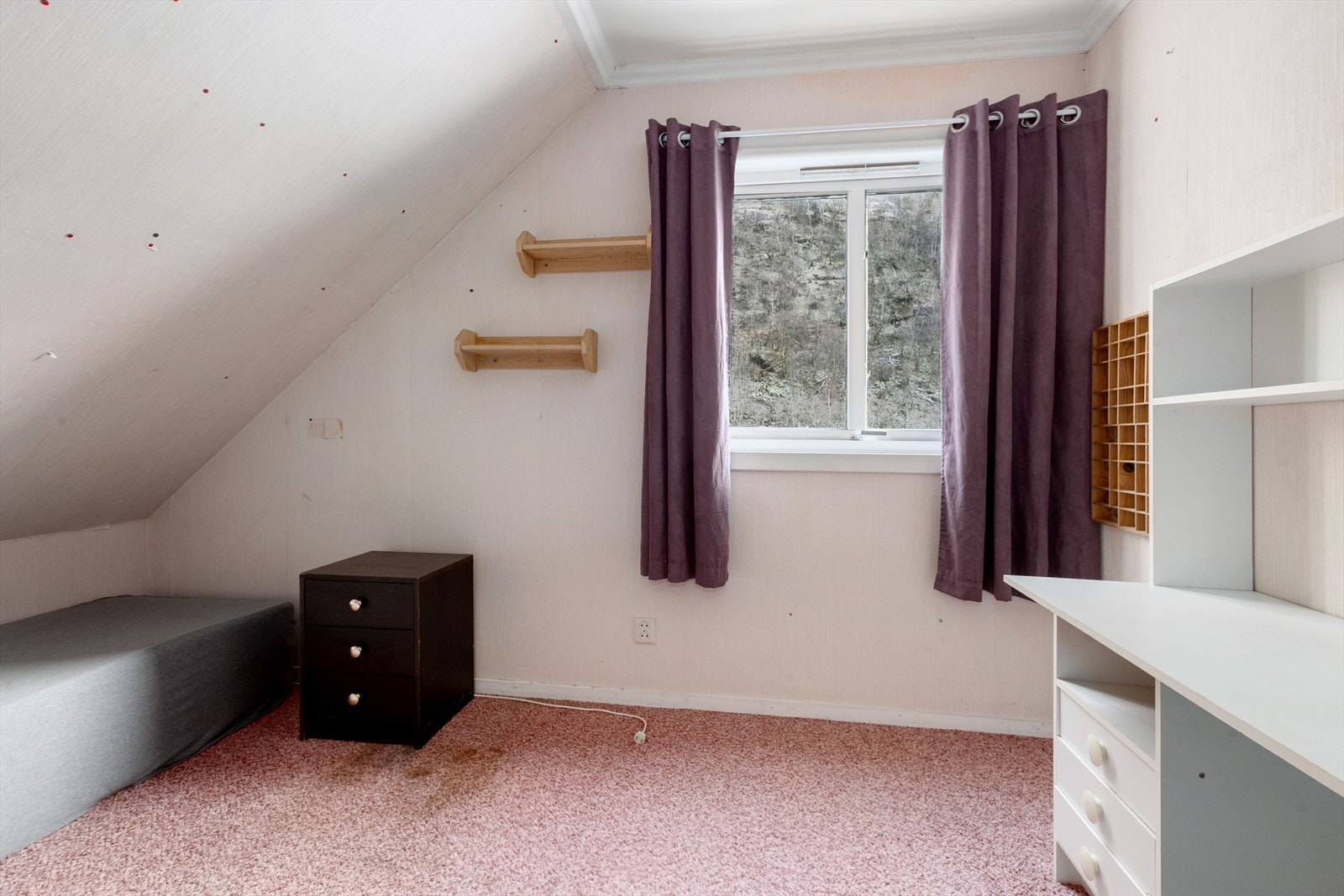 Eitt av to soverom i 2. etasje Galleribilde