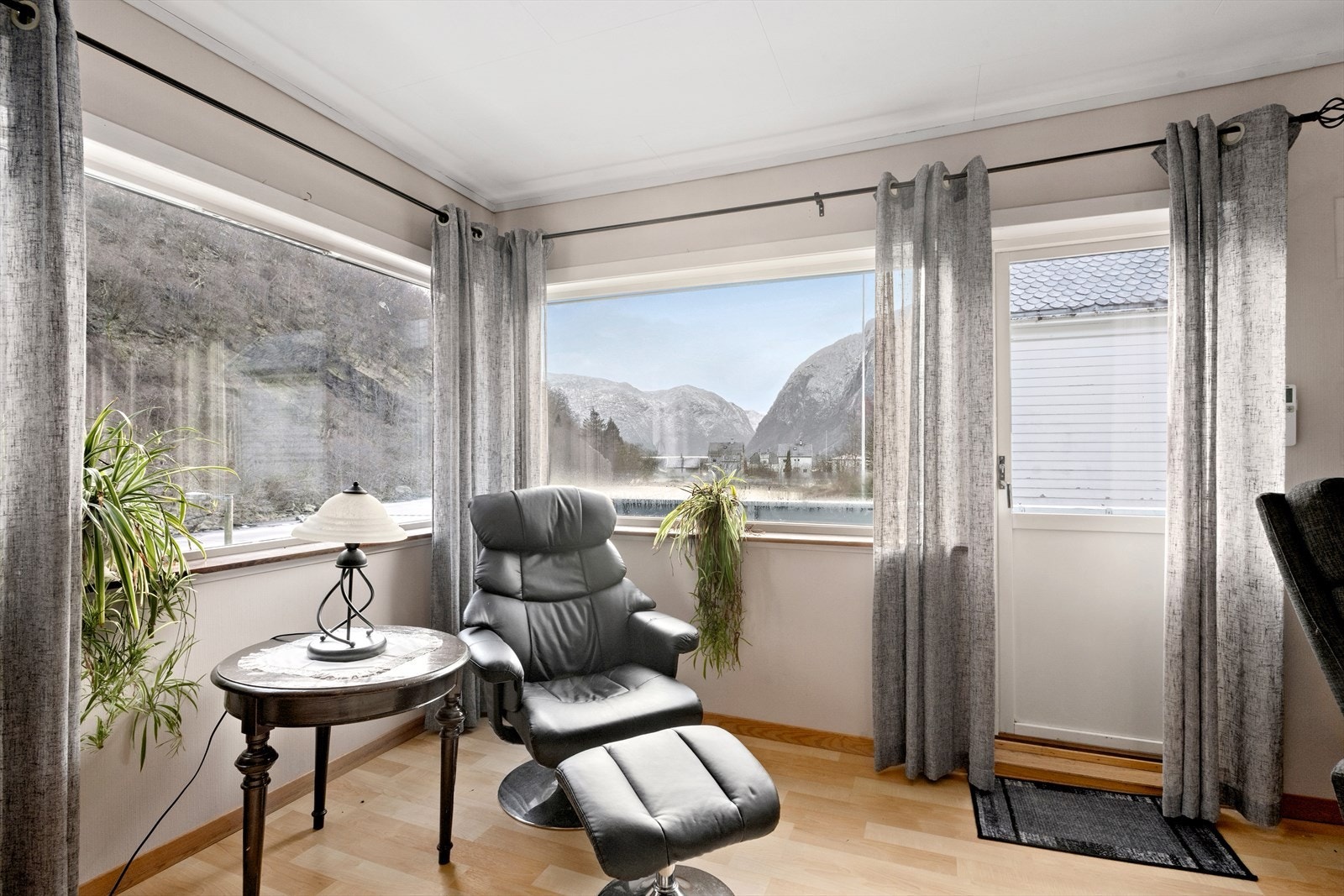 Godt med dagslys inn i stova - fin utsikt mot tjørna og eit glimt av fjorden. Galleribilde