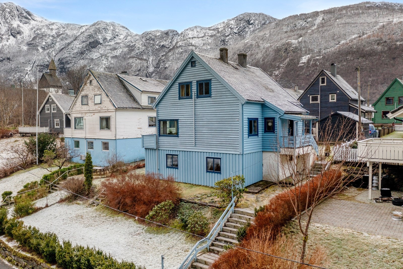 Terrassert tomt med støttemurar og grøntareal. Galleribilde