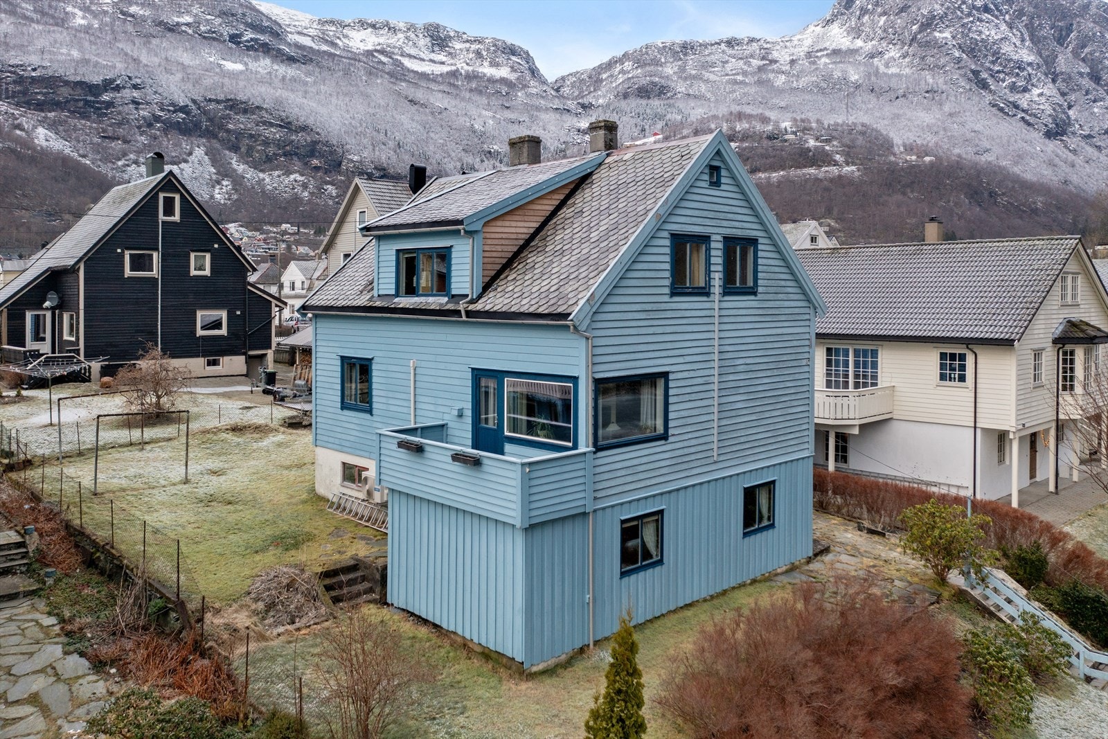 Stor einebustad på to plan og kjellar. Galleribilde