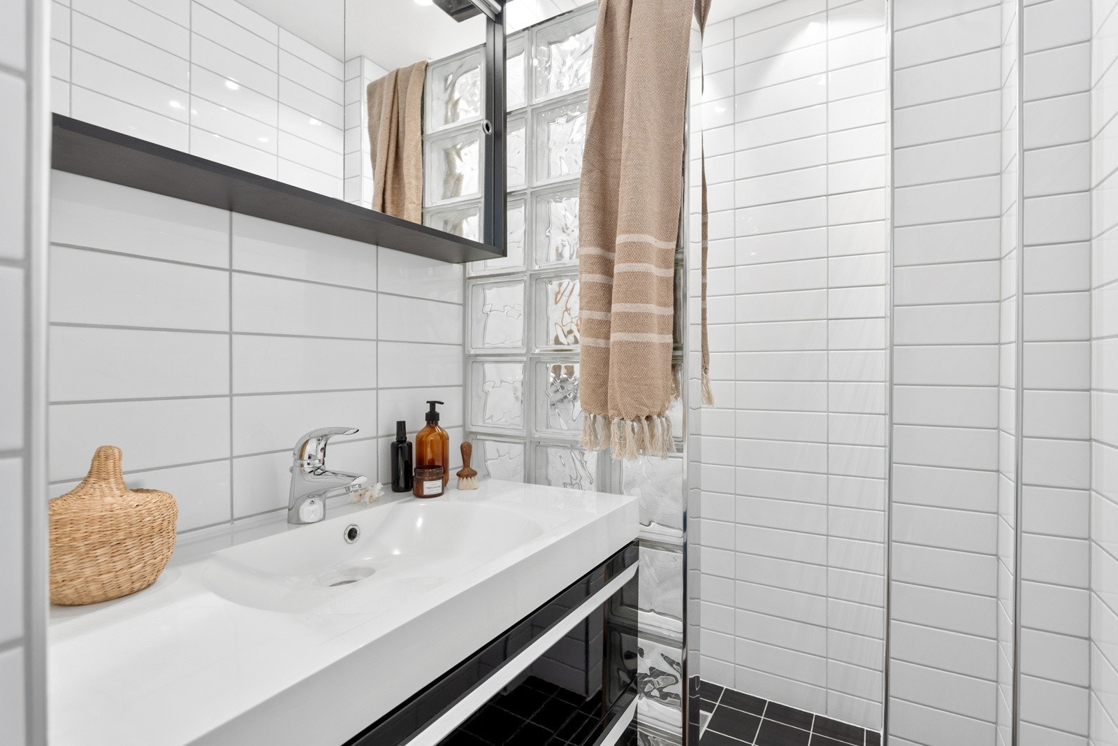 Pent servantskap med speilskap over. Soilrør ble byttet i 2010. Galleribilde