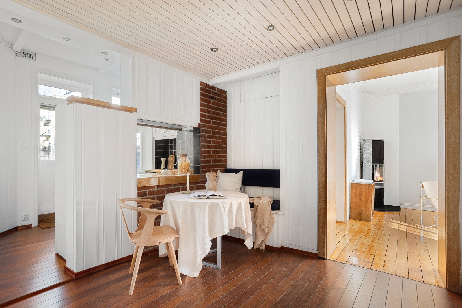 Spisekjøkken med eksponerte teglsteinsvegger og med nedlektet tak med downlights. Galleribilde