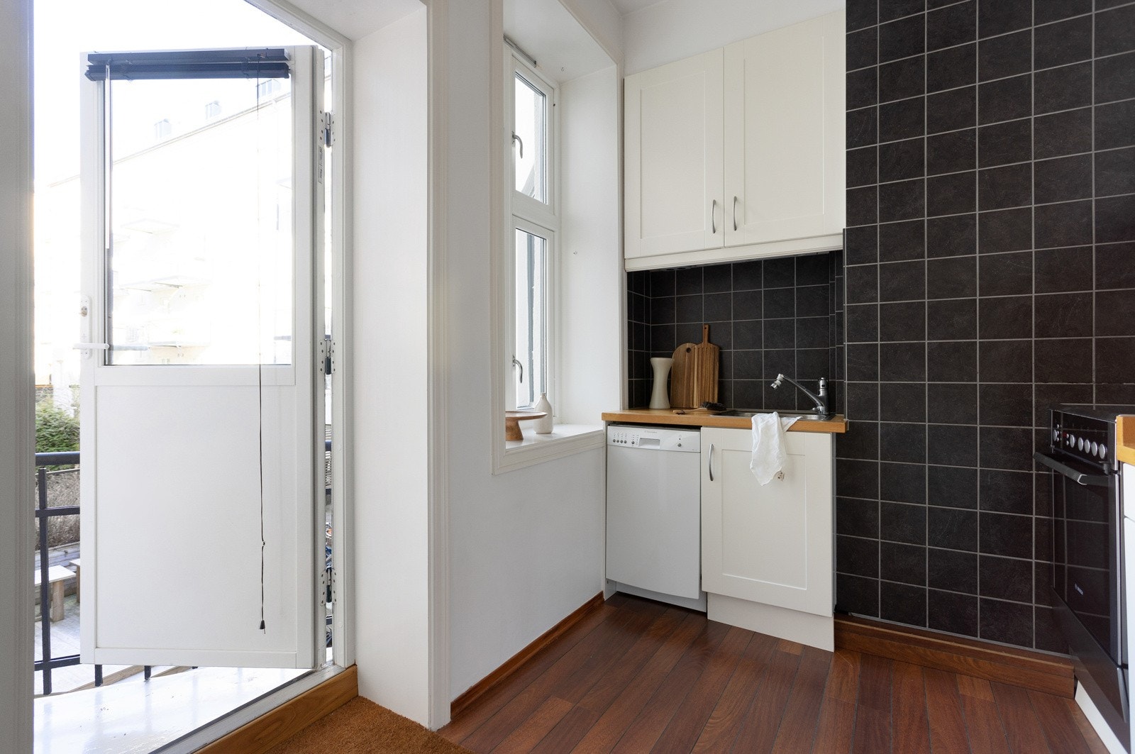 Fra kjøkkenet har du direkte utgang til nordøstvendt brannbalkong(felles). Galleribilde