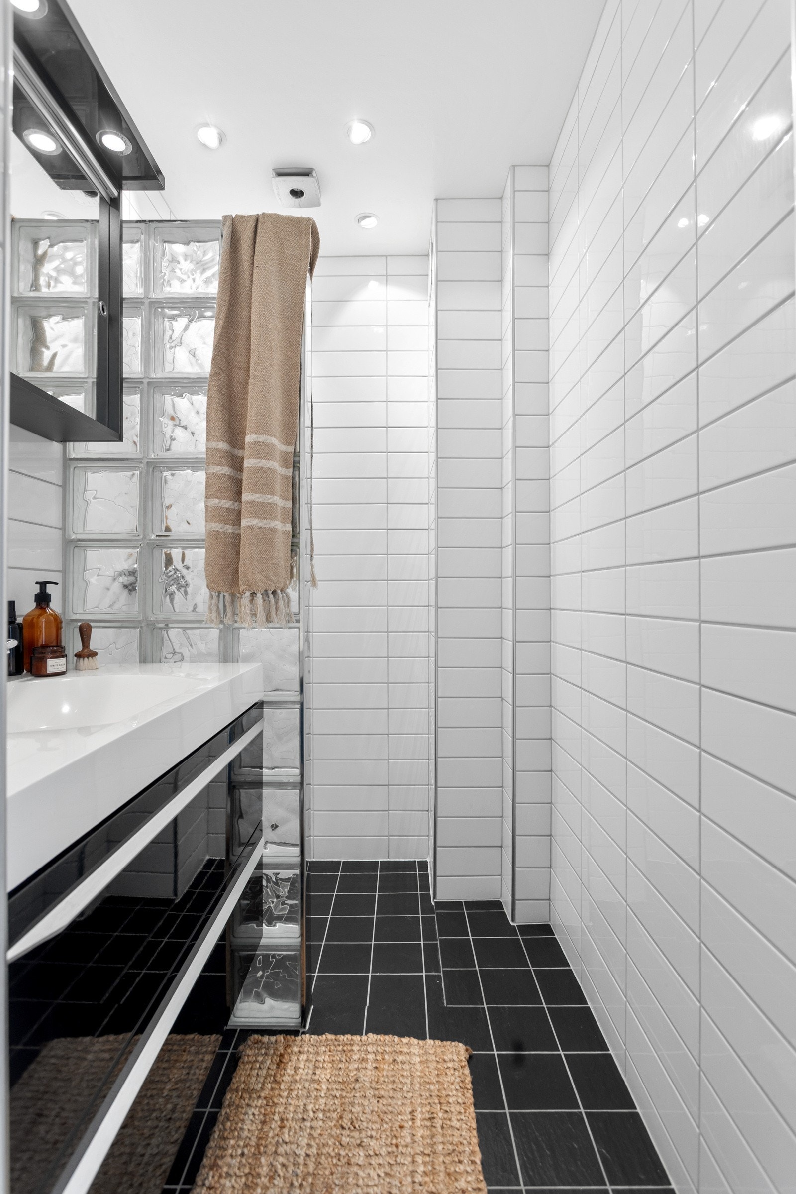 Pent flislagt bad fra 2010 med dusjnisje, varmekabler og downlights. Galleribilde