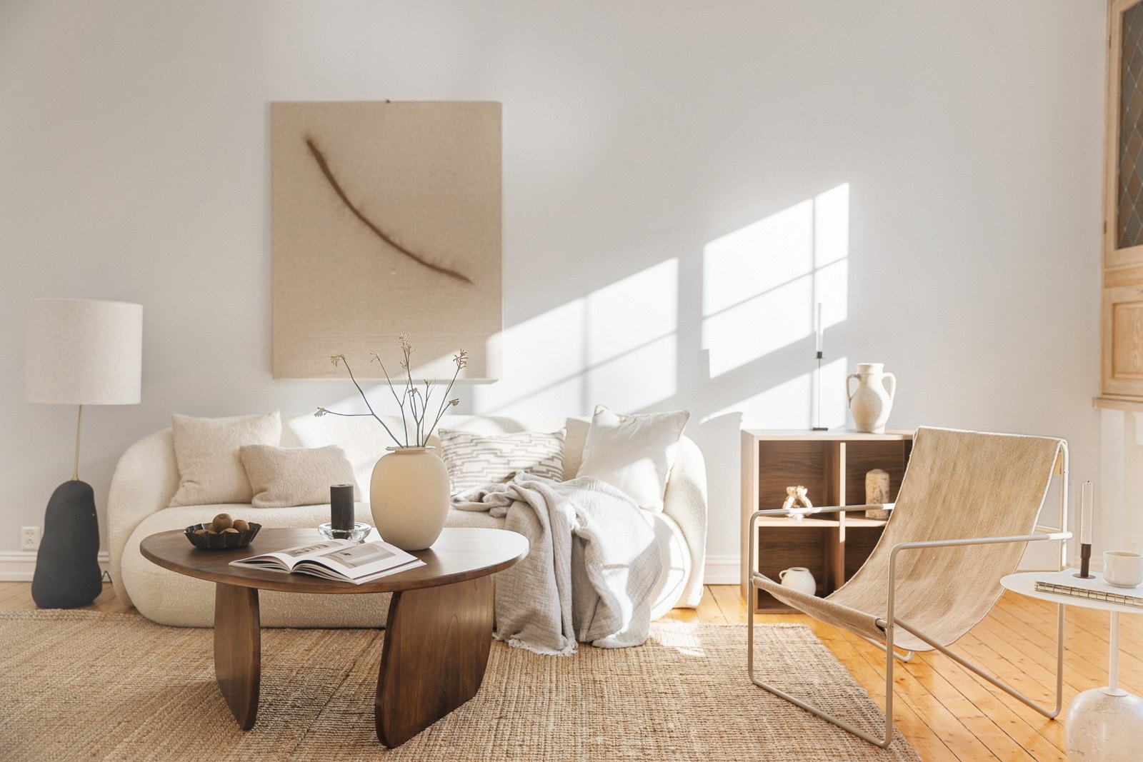 I stuen har du god plass til stor sofagruppe og annet møblement. Galleribilde