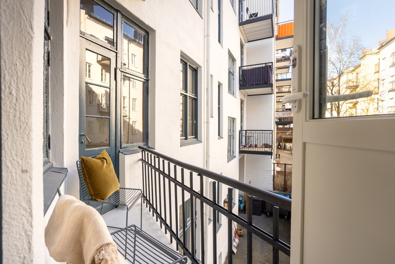 Fra kjøkkenet har du tilgang til en deilig nordøstvendt brannbalkong. Galleribilde