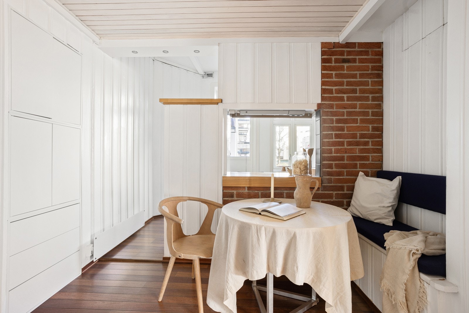 Kjøkkenet ligger i egen del delvis adskilt fra spiseplassen. Galleribilde