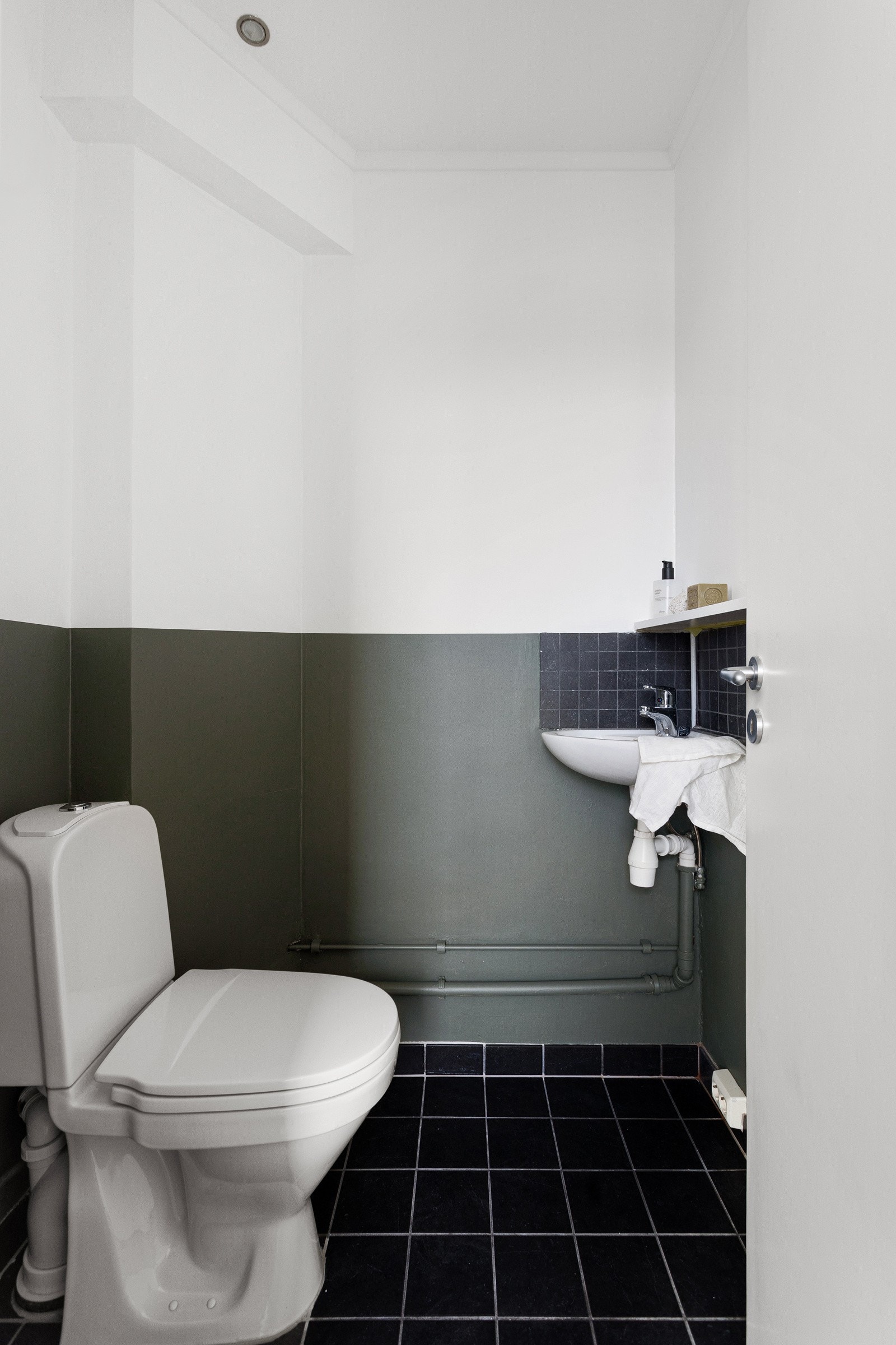 Separat wc-rom med klosett og vask. Galleribilde