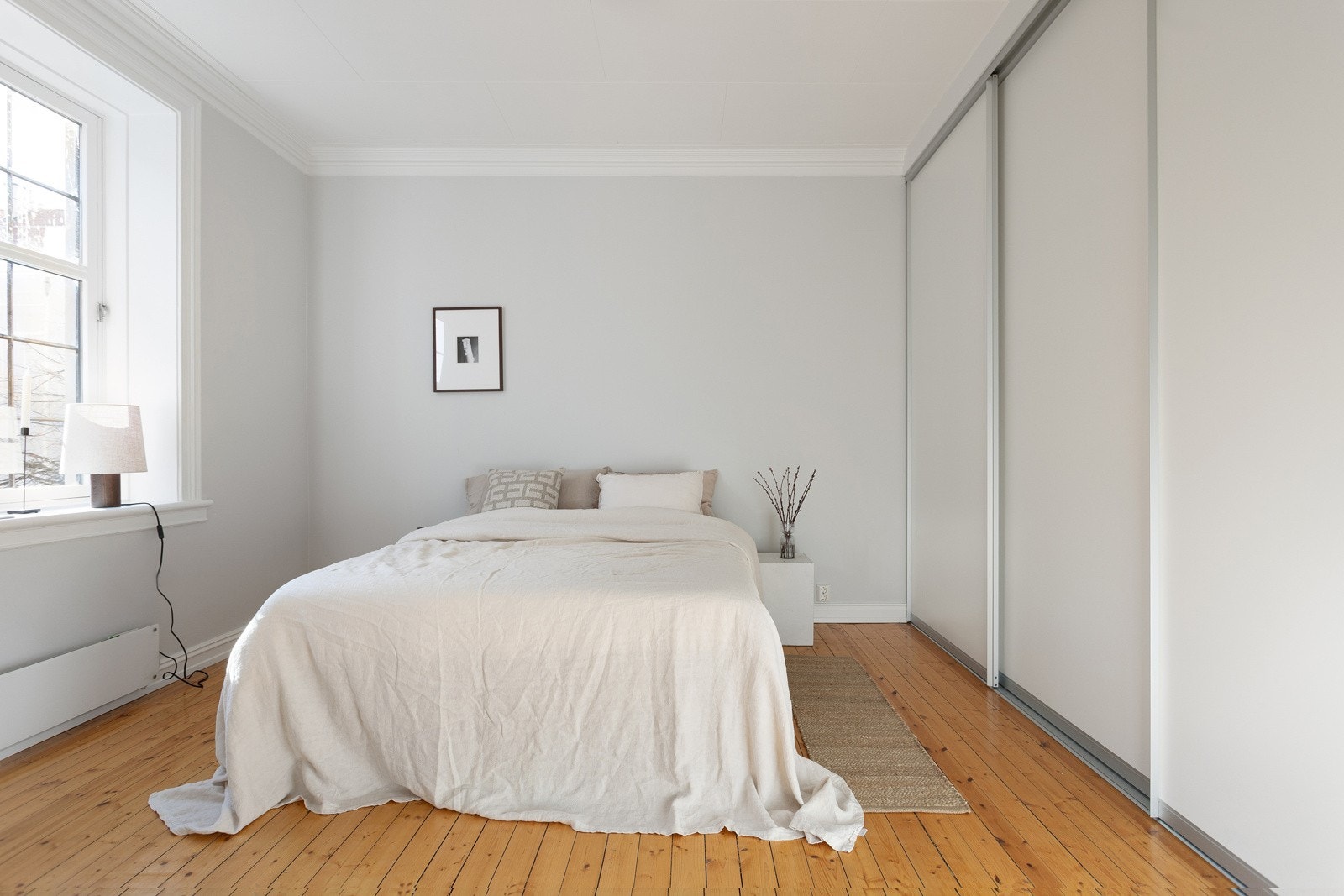 Soverom 1 er svært romslig og vender ut mot Brageveien. Galleribilde