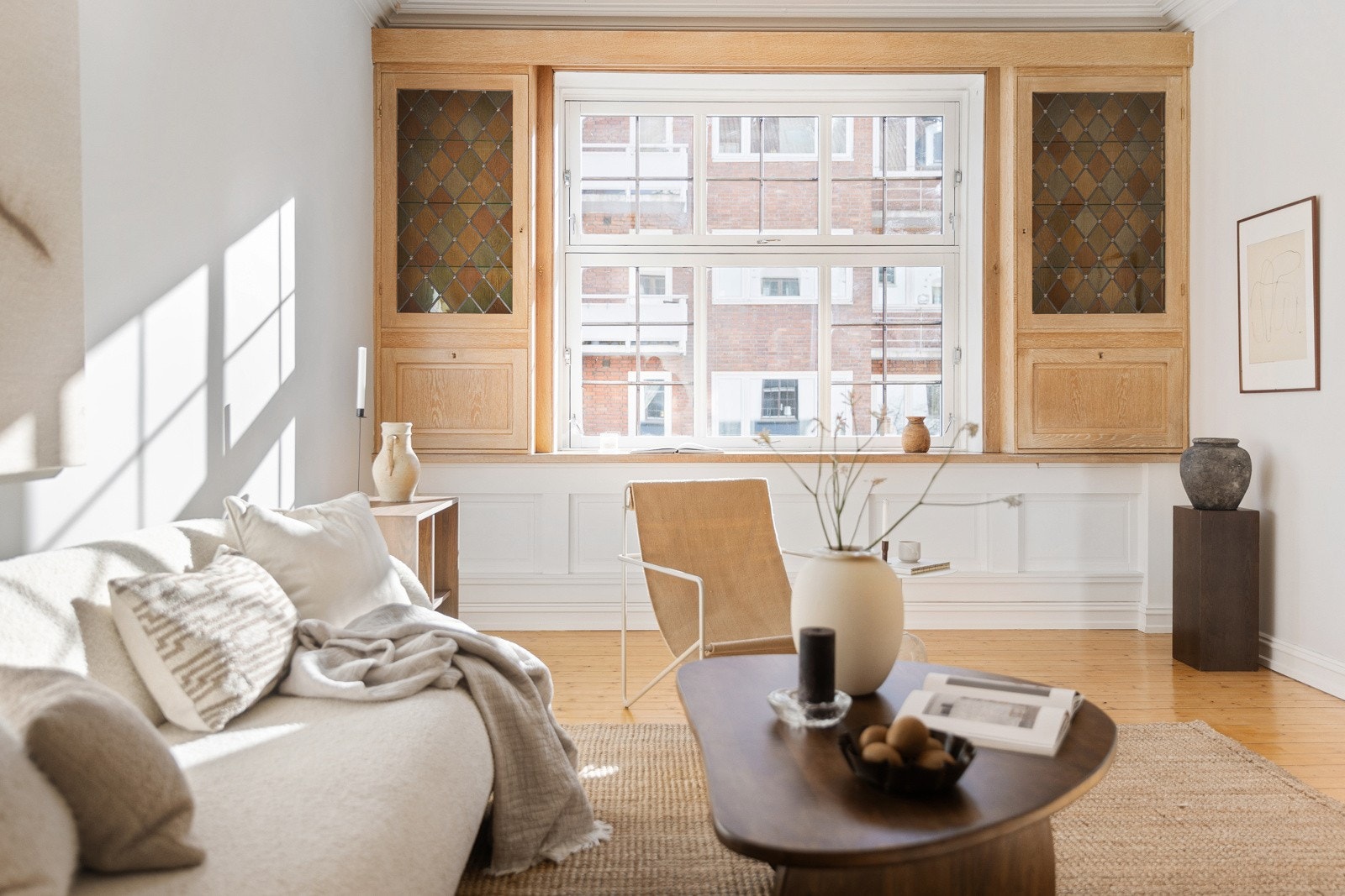 Stuen er delikat med flott originalt tregulv og pent malte flater. Galleribilde