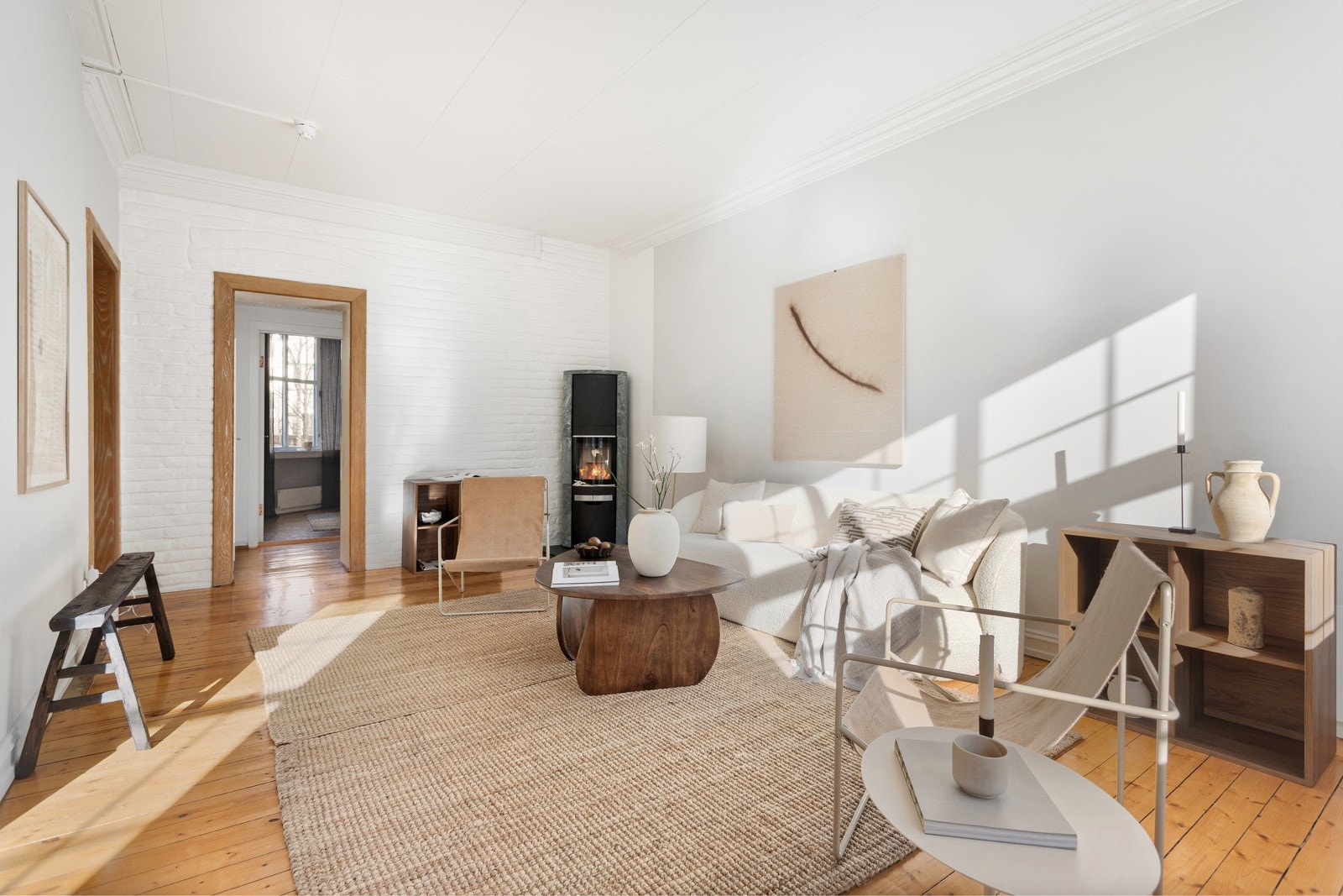 Vakre dørkarmer i eik i døråpningene inn mot stuen. Galleribilde