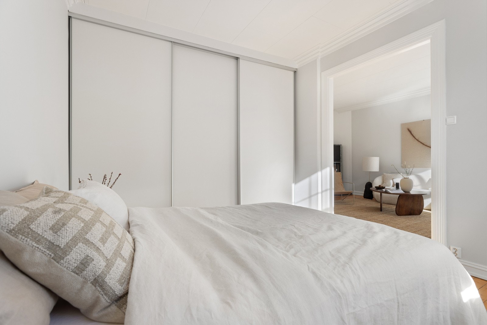 Her får du en stor skyvedørsgarderobe og du har god plass til dobbeltseng. Galleribilde