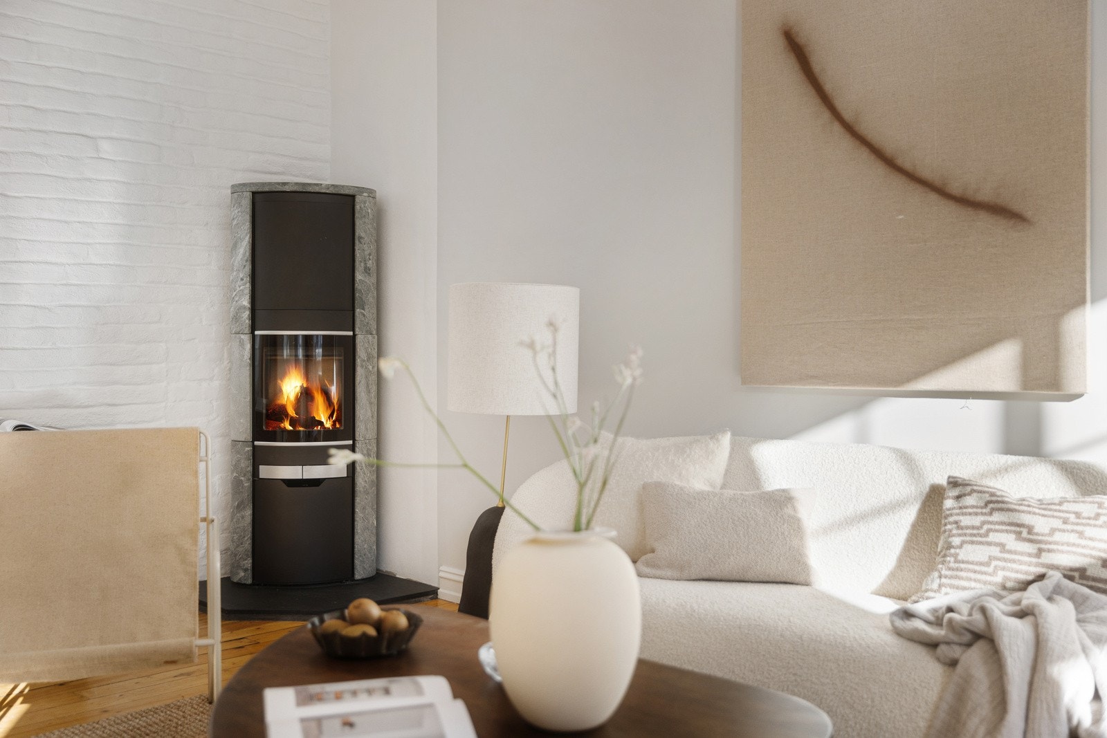 Nyere og effektiv peisovn i stuen. Galleribilde
