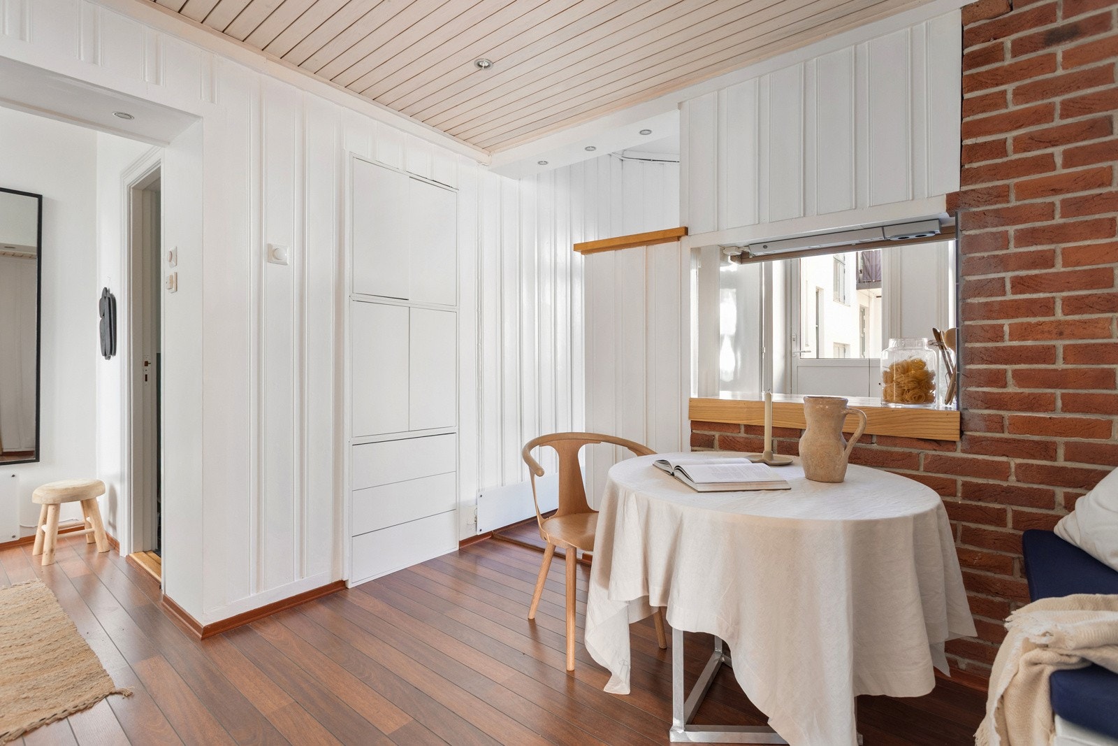 Smarte integrerte oppbevaringsløsninger innfelt i veggene på kjøkkenet. Galleribilde