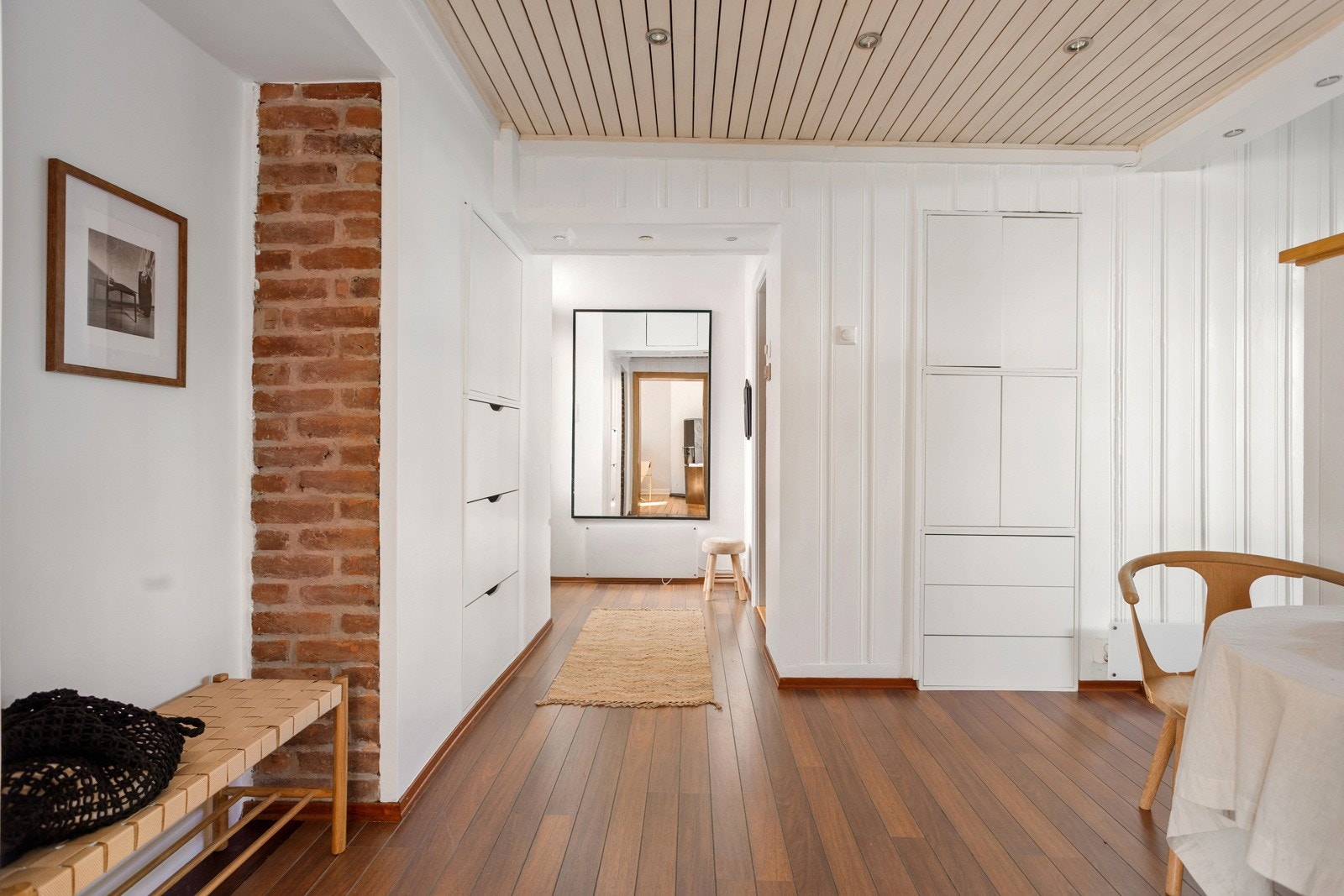 Pen entré med plass til jakkeoppheng e.l. Galleribilde