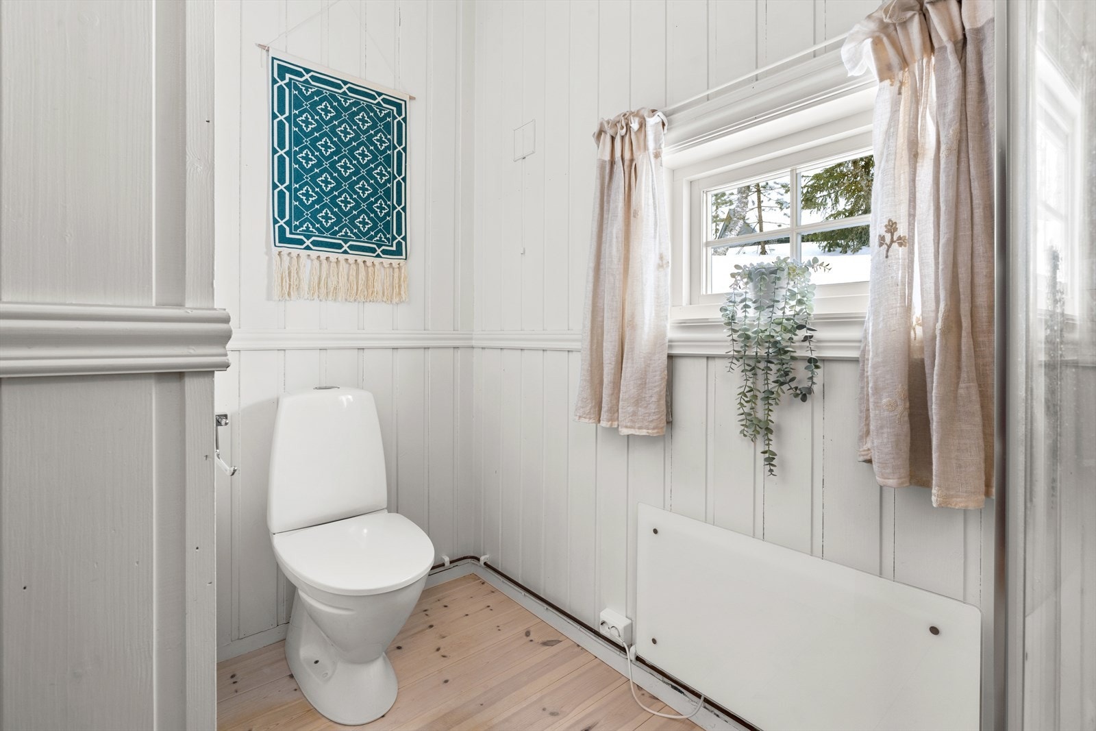 Deler av badet er en del av tilbygg fra nyere tid og fremkommer ikke av byggemeldte tegninger. Rommet er ikke godkjent for varig opphold. Galleribilde