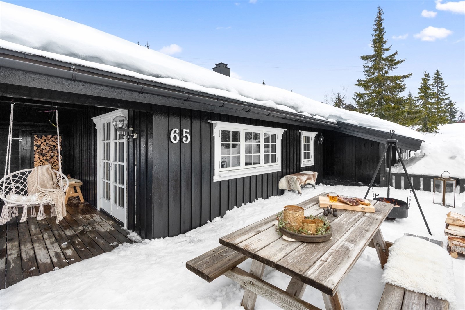 Sol hele dagen i og med at terrassen er på både vestsiden og sydsiden av hytta. Galleribilde