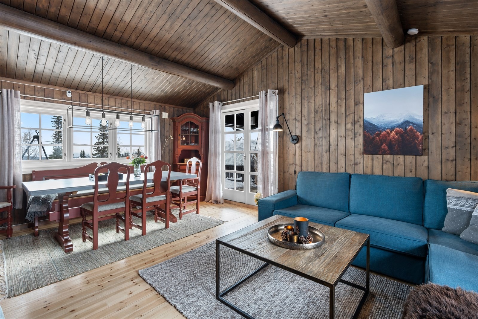 Stort og åpent areal med god romfølelse - Åpent helt opp til mønet. Galleribilde