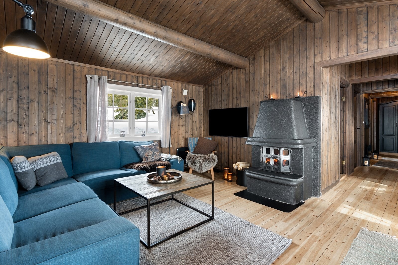 Hyggelig, tilbaketrukket stuedel med peis. Galleribilde