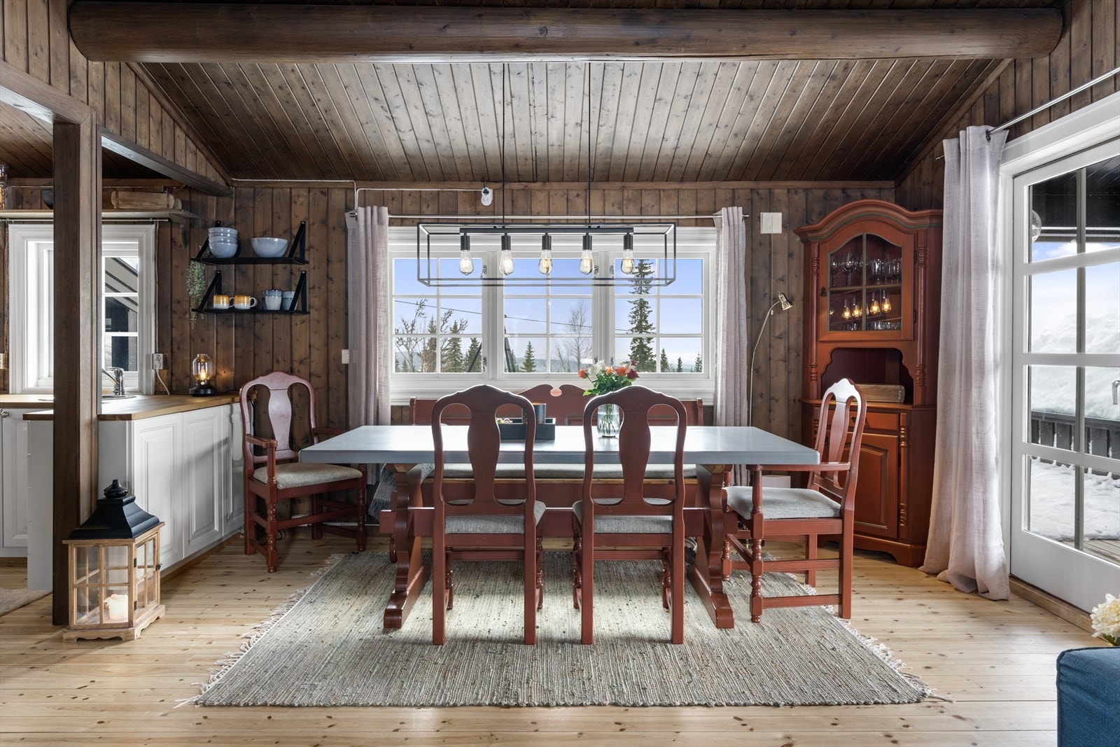 Plass til å dekke opp med langbord. Galleribilde