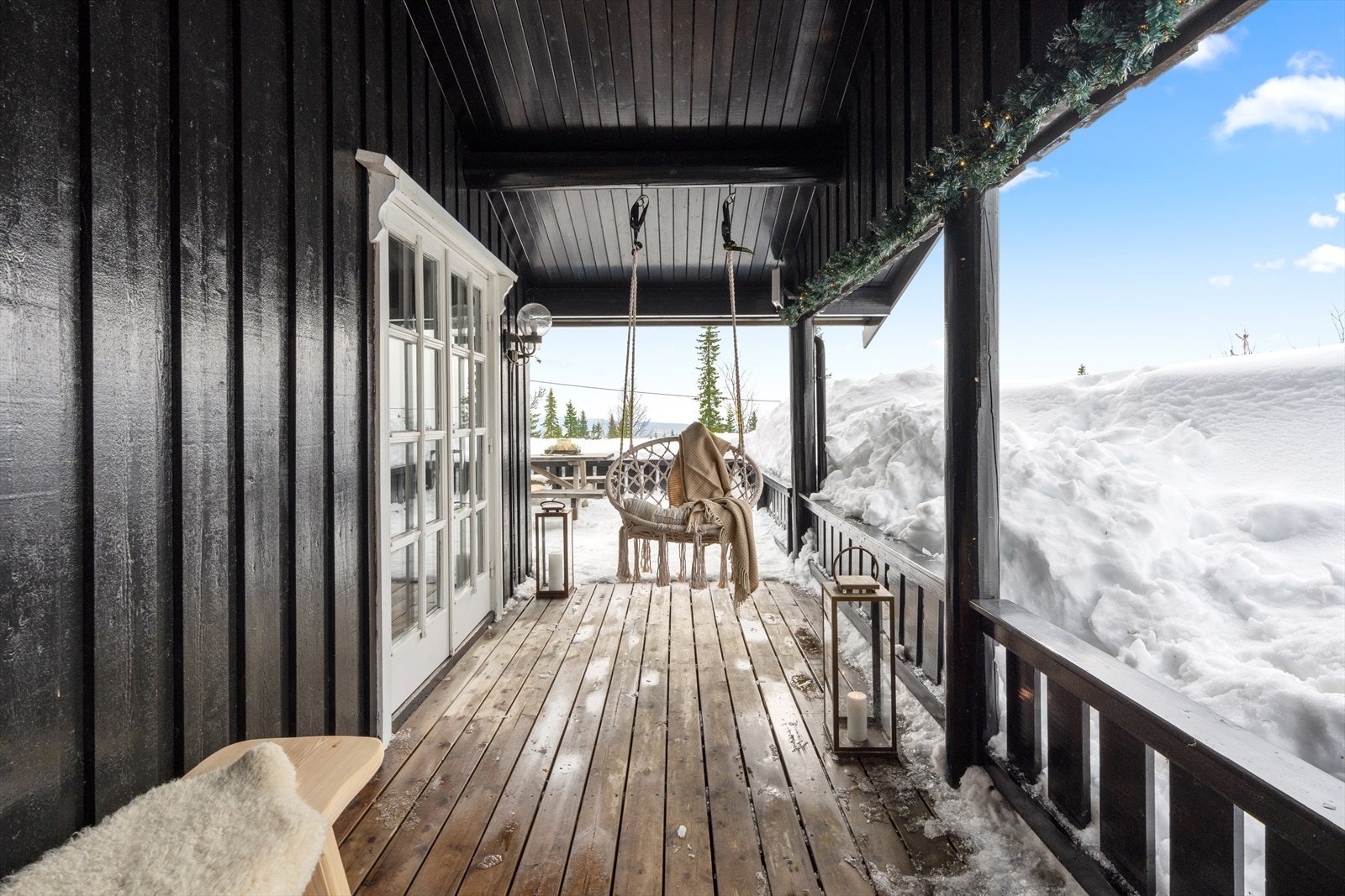 Terrassebord på bjelkelag og rekkverk i trekonstruksjon. Galleribilde