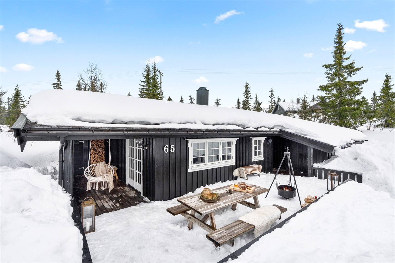 Velholdt hytte med store utearealer. Galleribilde