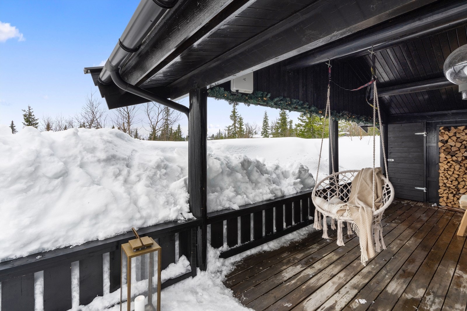 Praktisk vedskjul/bod rett ved inngangen til stue. Galleribilde