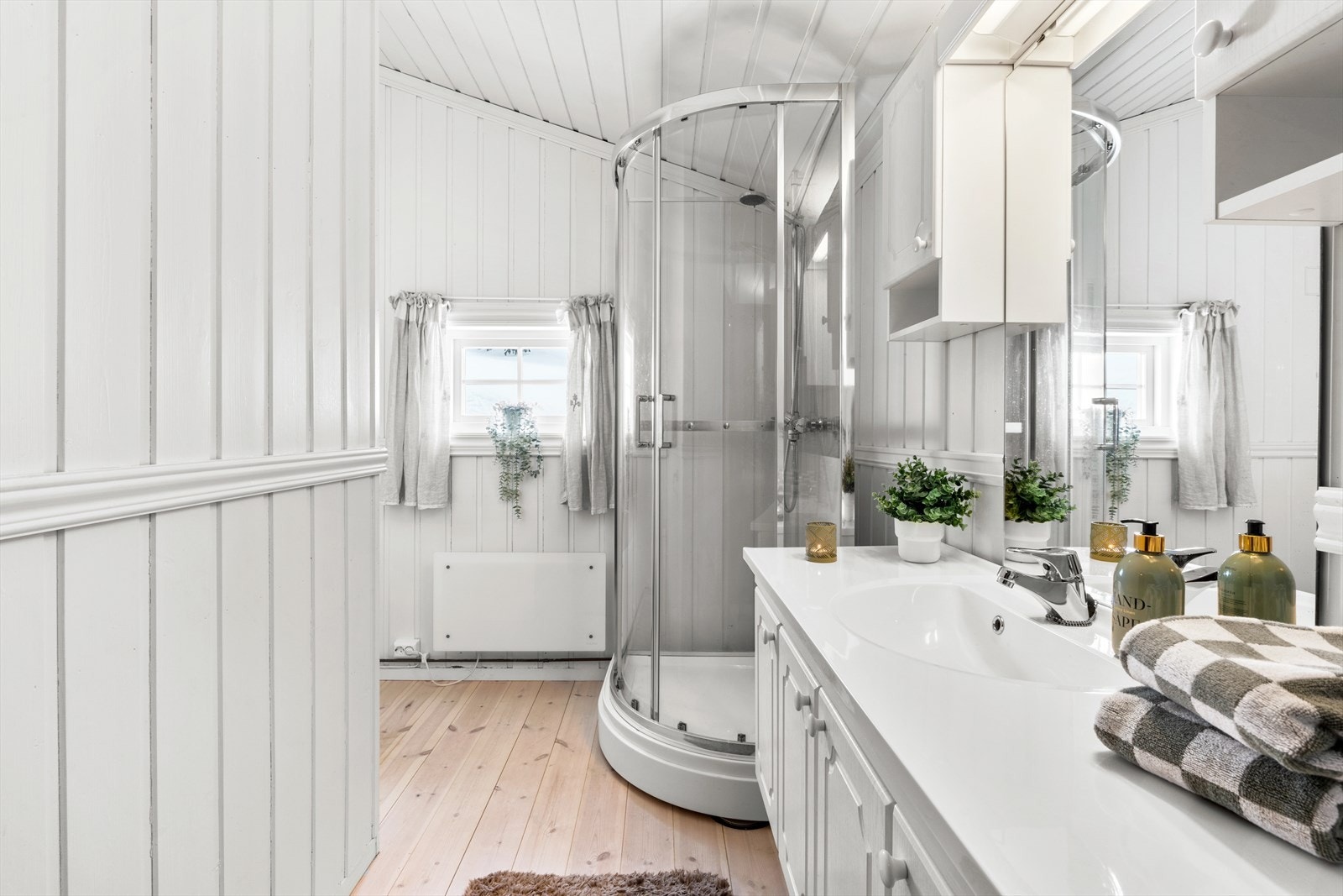 Romslig bad med dusj, toalett og servant. Servant med skap og godt med benkeplass. Galleribilde