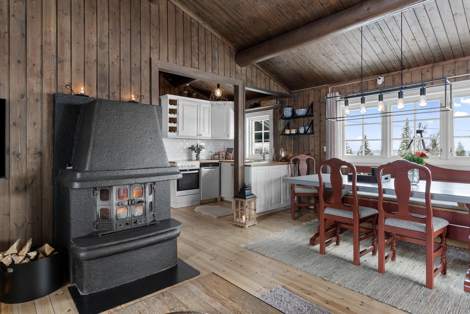 Delvis åpen kjøkkenløsning mot stue/spisestue. Galleribilde