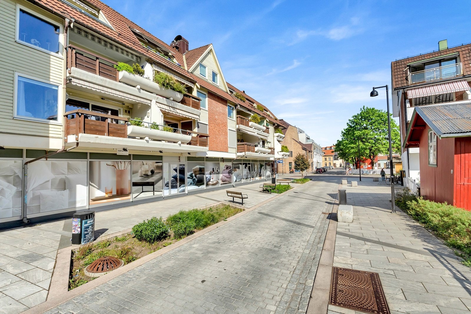 Velkommen til en av Lillestrøms mest ettertraktede adresser! Adolph Tidemands gate 12 D ligger perfekt til i det populære og sjarmerende boligområdet Borggården, kun ett minutt fra Lillestrøm stasjon. Galleribilde
