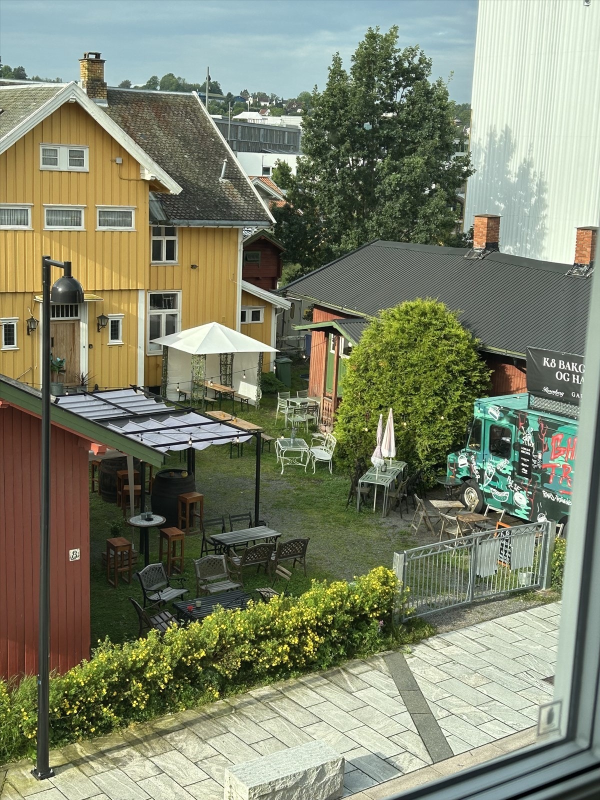 Privat bilde av utsyn fra balkongen. Her er det ekstra koselig i sommerhalvåret. Galleribilde