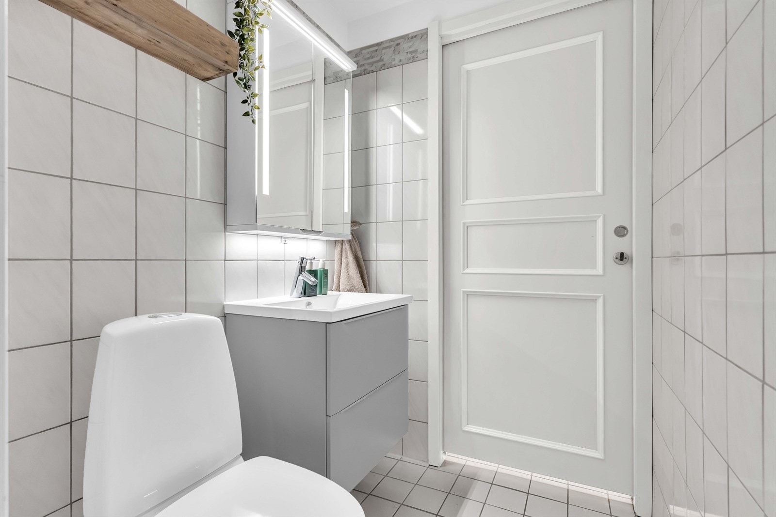 Det separate toalettrommet ble samtidig oppgradert med nytt vegghengt servantskap, speil og gulvfliser, og har malte vegger i en dempet og moderne fargepalett. Praktisk og pent - perfekt for gjester og hverdagsliv. Galleribilde