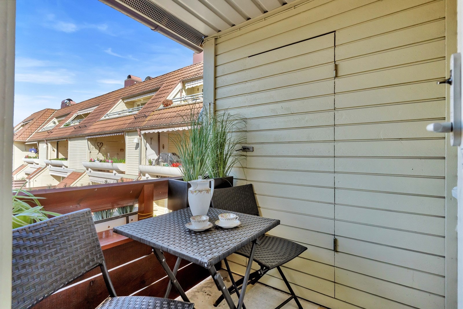 Kjøkkenet har utgang til en hyggelig, østvendt balkong på ca. 2,5 m² - perfekt for morgenkaffen i solen. Galleribilde