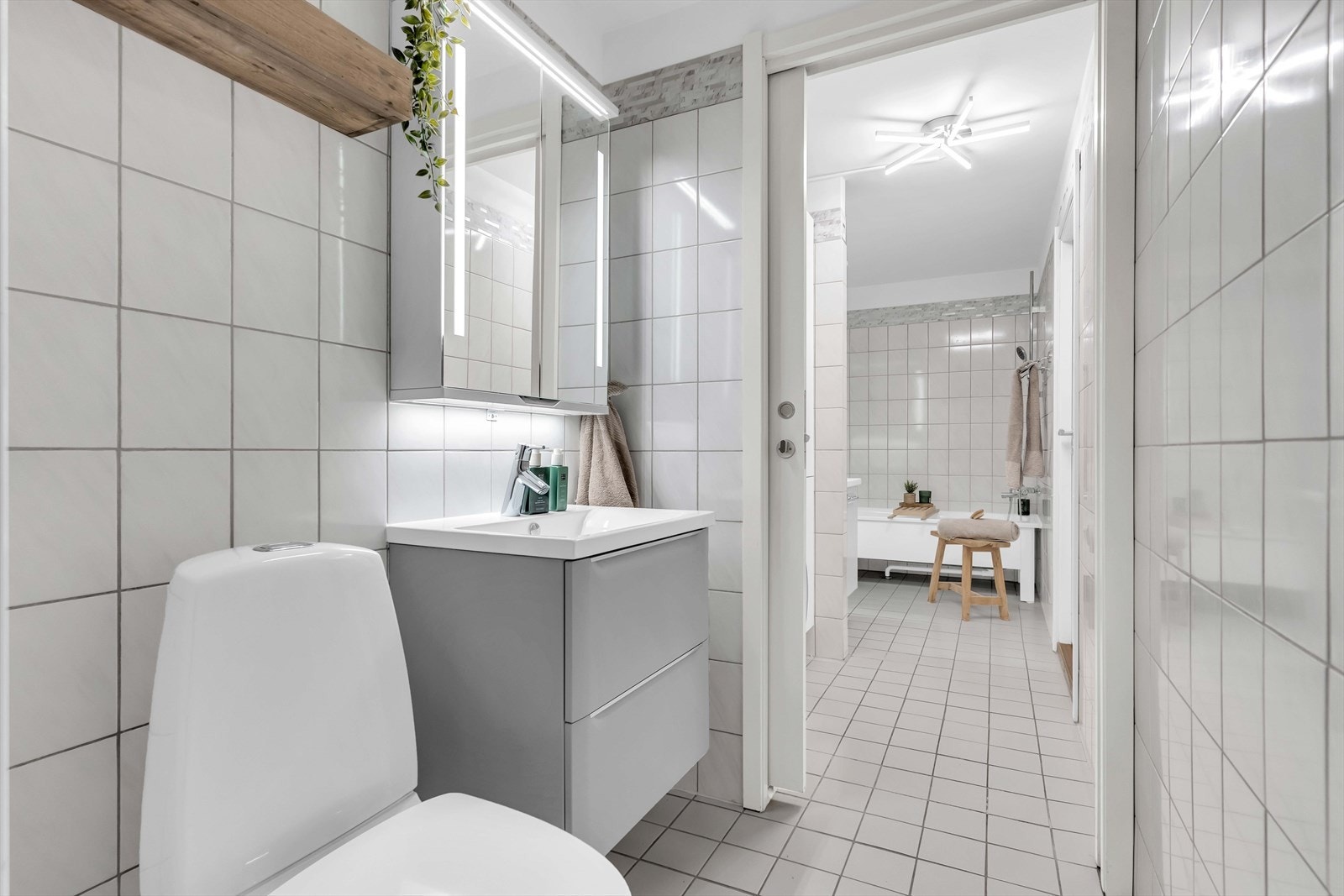 Badet ble oppgradert med ny innredning i 2020 og har en trygg og funksjonell løsning med både dusjkabinett og separat badekar. Galleribilde