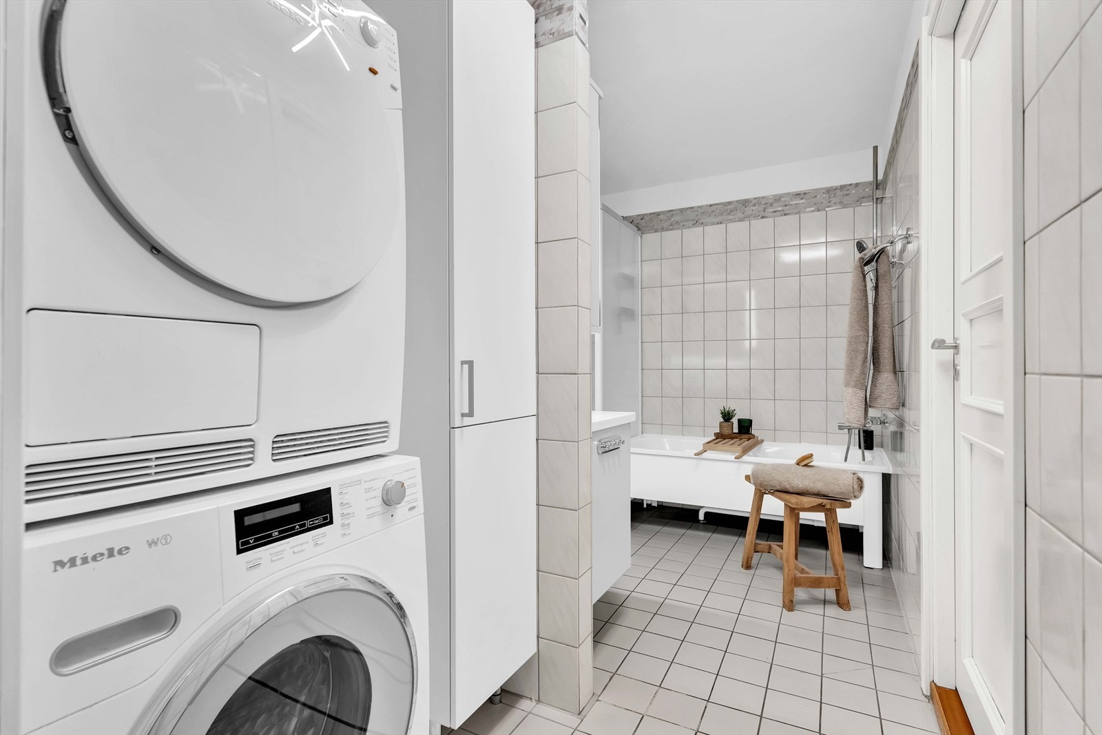 Nisje for vaskemaskin og tørketrommel. Galleribilde