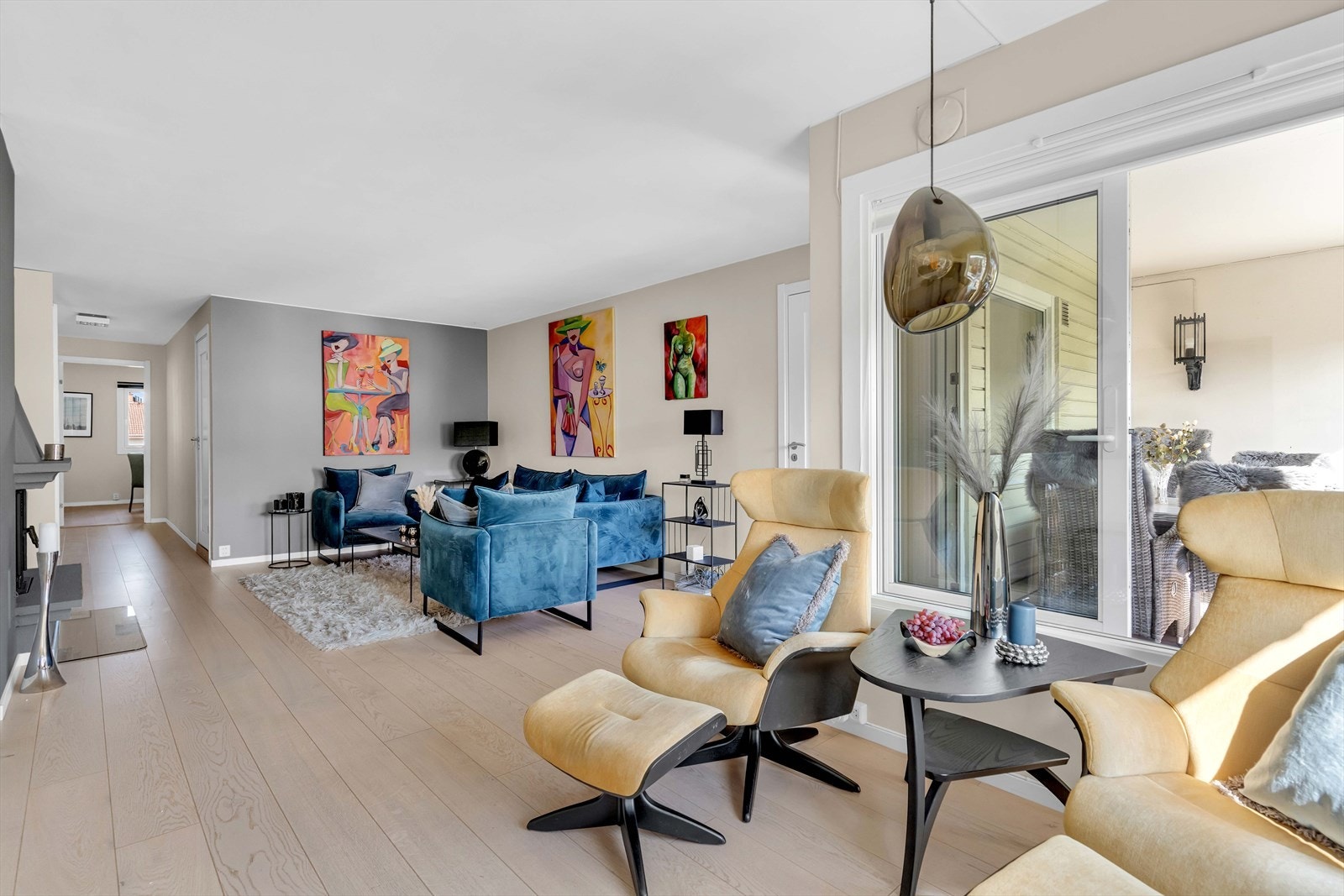 Fra stuen er det direkte utgang til en solrik balkong på ca. 7,8 m² med flislagt dekke og god plass til utemøbler. Galleribilde