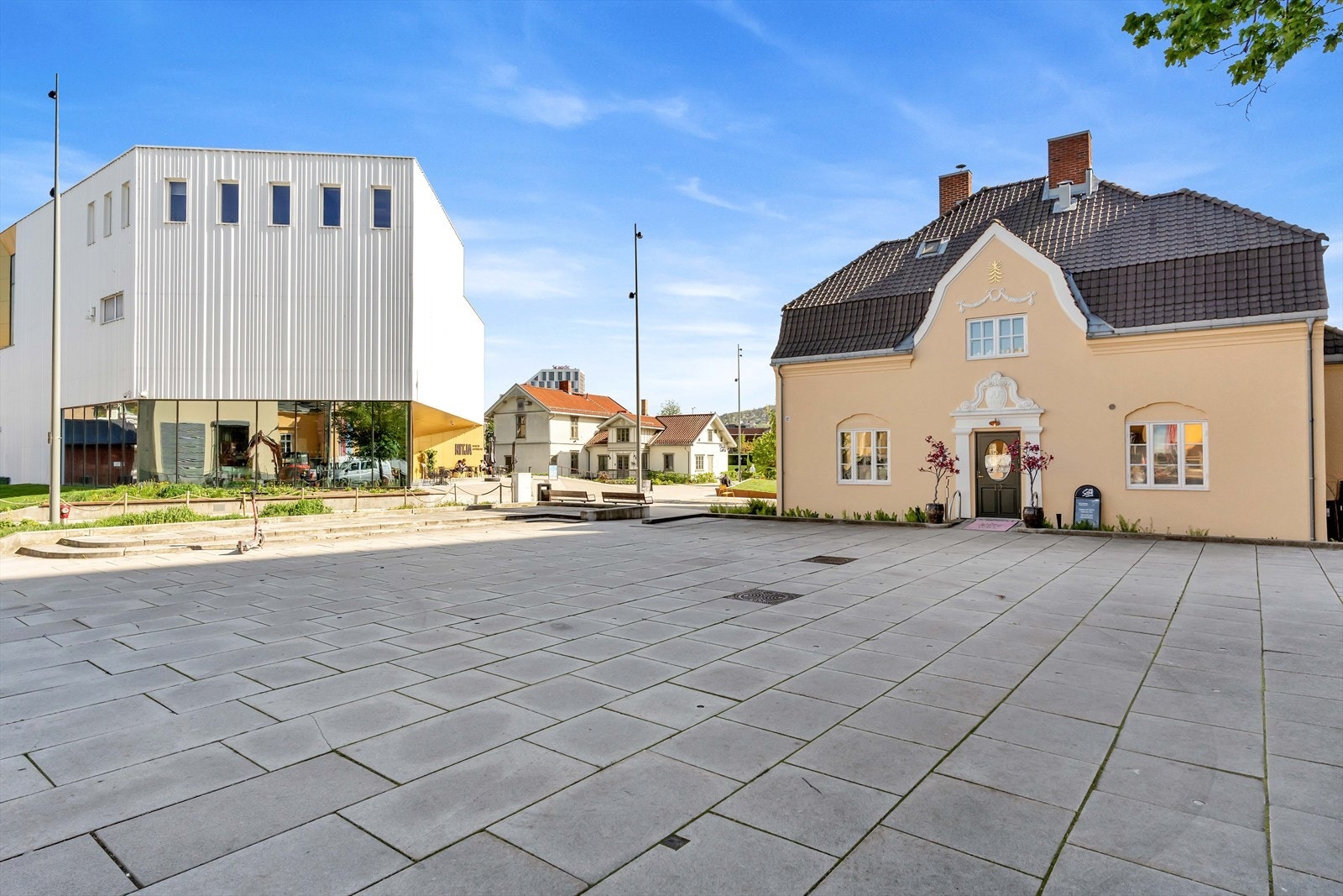 Her bor du urbant, men samtidig tilbaketrukket, med et rolig og skjermet bomiljø som gir en sjelden kombinasjon av sentralitet og fred. Galleribilde