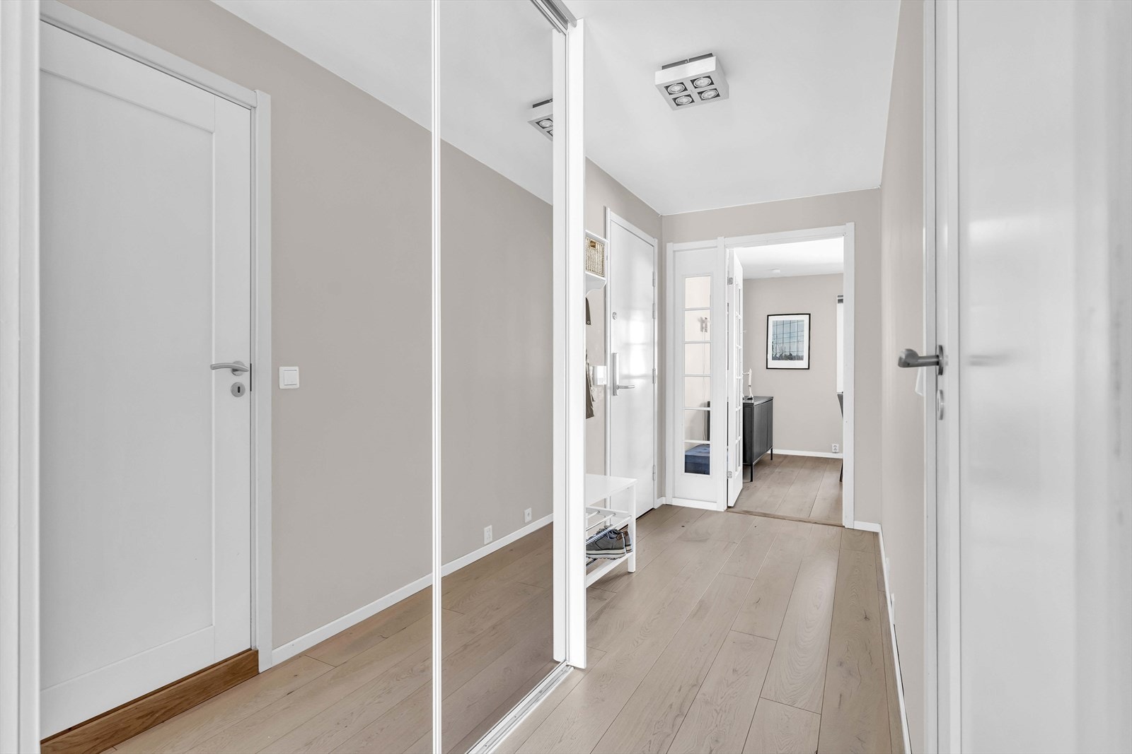 Velkommen inn i en romslig og praktisk entré med god plass til yttertøy og oppbevaring. Galleribilde
