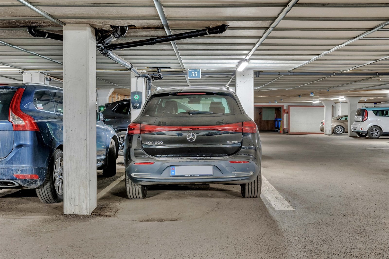Leiligheten disponerer garasjeplass i kjeller med elbillader - en stor fordel i dagens bilhverdag. Galleribilde